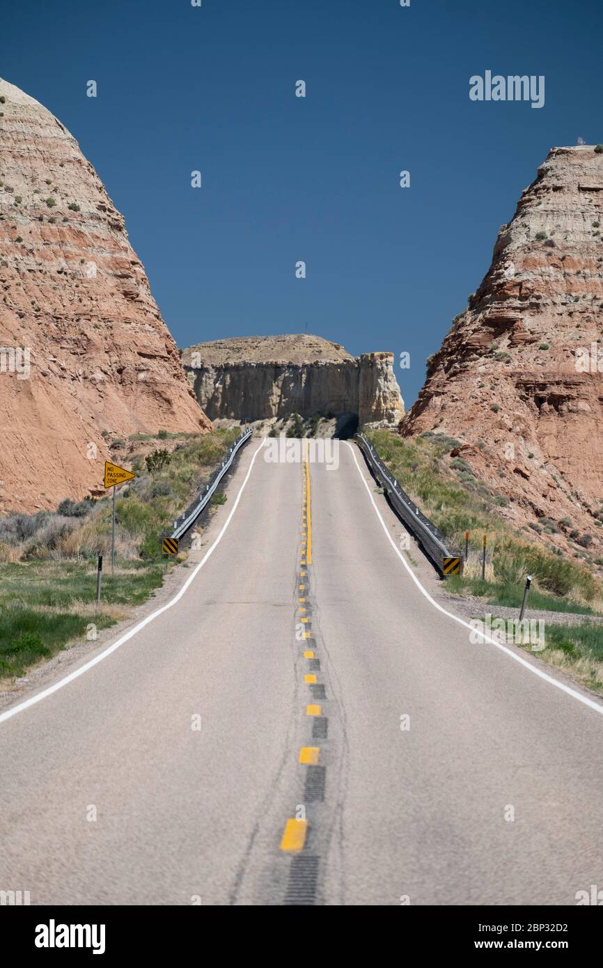 L'autoroute 12 de l'Utah traverse une coupe en V dans les formations rocheuses Banque D'Images