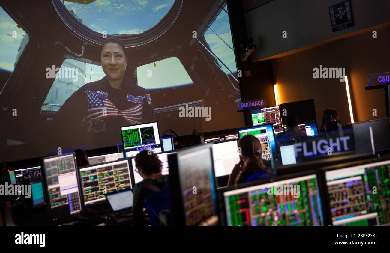 Salle de contrôle de vol Blue Flight Control Room l'astronaute de la NASA Christina Koch est visible à bord de la Station spatiale internationale depuis la salle de contrôle de vol Blue, le mardi 9 juillet 2019, au centre spatial Johnson de la NASA à Houston, Texas. Banque D'Images