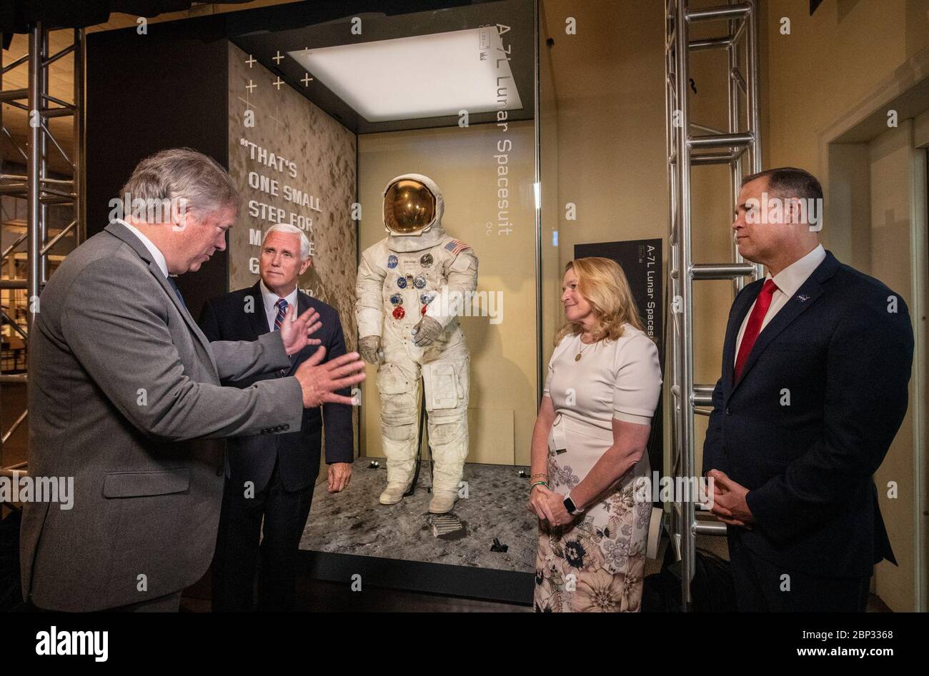 Lancement de l'espace spatial Armstrong Apollo 11 à l'occasion du 50e anniversaire d'Apollo 11, l'astronaute de la NASA Neil Armstrong a dévoilé aujourd'hui le spectacle spatial des frères Wright et l'invention de la galerie de l'âge aérien du Smithsonian Air and Space Museum, à Washington, DC, le 16 juillet 2019. Dévoilant la suite spatiale, de gauche à droite, Rick Armstrong, fils de Neil Armstrong, du vice-président Mike Pence, du Dr Ellen Stofan, du directeur du Musée national de l'air et de l'espace John et Adrienne Mars, et James Bridenstine, administrateur de la NASA. Banque D'Images