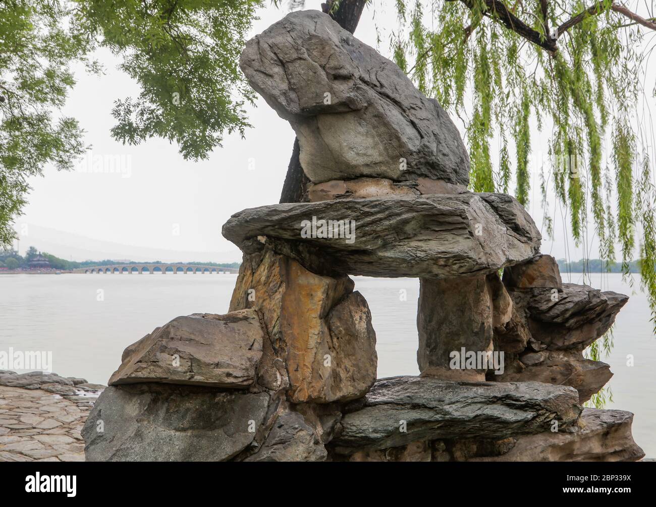 Un gros plan d'un homme fait de la formation de roche à l'intérieur d'un jardin chinois. Banque D'Images