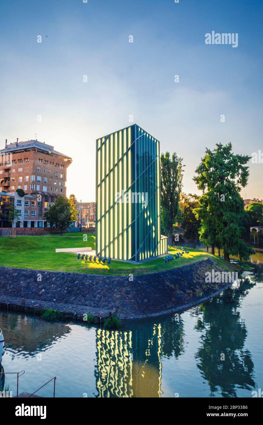 Padoue, Italie, 12 septembre 2019 : le Memoria e Luce est un monument commémoratif pour les victimes des 9 11 attaques contre la ville de New York dans le centre-ville, mémoire et monument lumineux, vue nocturne crépuscule Banque D'Images