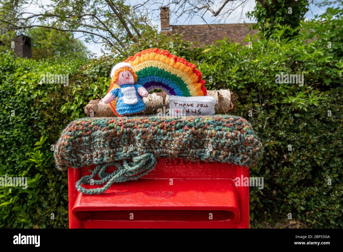 Personnage tricoté représentant une infirmière au-dessus d'une boîte postale dans le village West End, Surrey, Royaume-Uni, pendant la pandémie de covid-19 du coronavirus en 2020 Banque D'Images