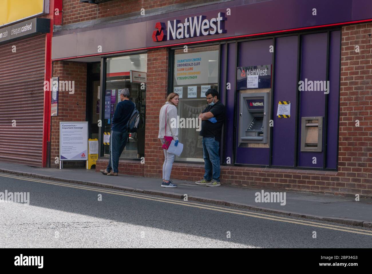 Petit groupe de personnes attendant d'entrer dans la Rive NatWest à Stourbridge pendant la pandémie Covid-19. Mai 2020. ROYAUME-UNI Banque D'Images