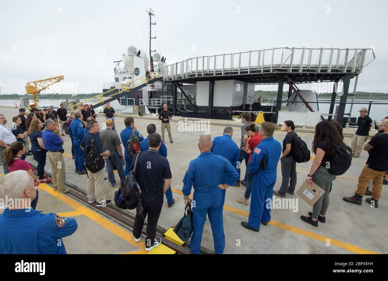 Extraction de l'équipage du Dragon SpaceX les équipes de répétition de la NASA et de SpaceX se rassemblent dans le bassin Trident de Cape Canaveral, en Floride, le 13 août 2019 pour répéter l'extraction des astronautes du Dragon de l'équipage du SpaceX, qui sera utilisé pour transporter des humains à la Station spatiale internationale. En utilisant le navire de recherche de Go SpaceX pour récupérer leur vaisseau spatial après splashdown et une maquette du Dragon d'équipage, les équipes ont travaillé à travers les étapes nécessaires pour faire sortir les astronautes de la NASA Doug Hurley et Bob Behnken du Dragon et de retour à la terre sèche. Hurley et Behnken se revoleront vers la station spatiale à bord du Crew Dragon Banque D'Images