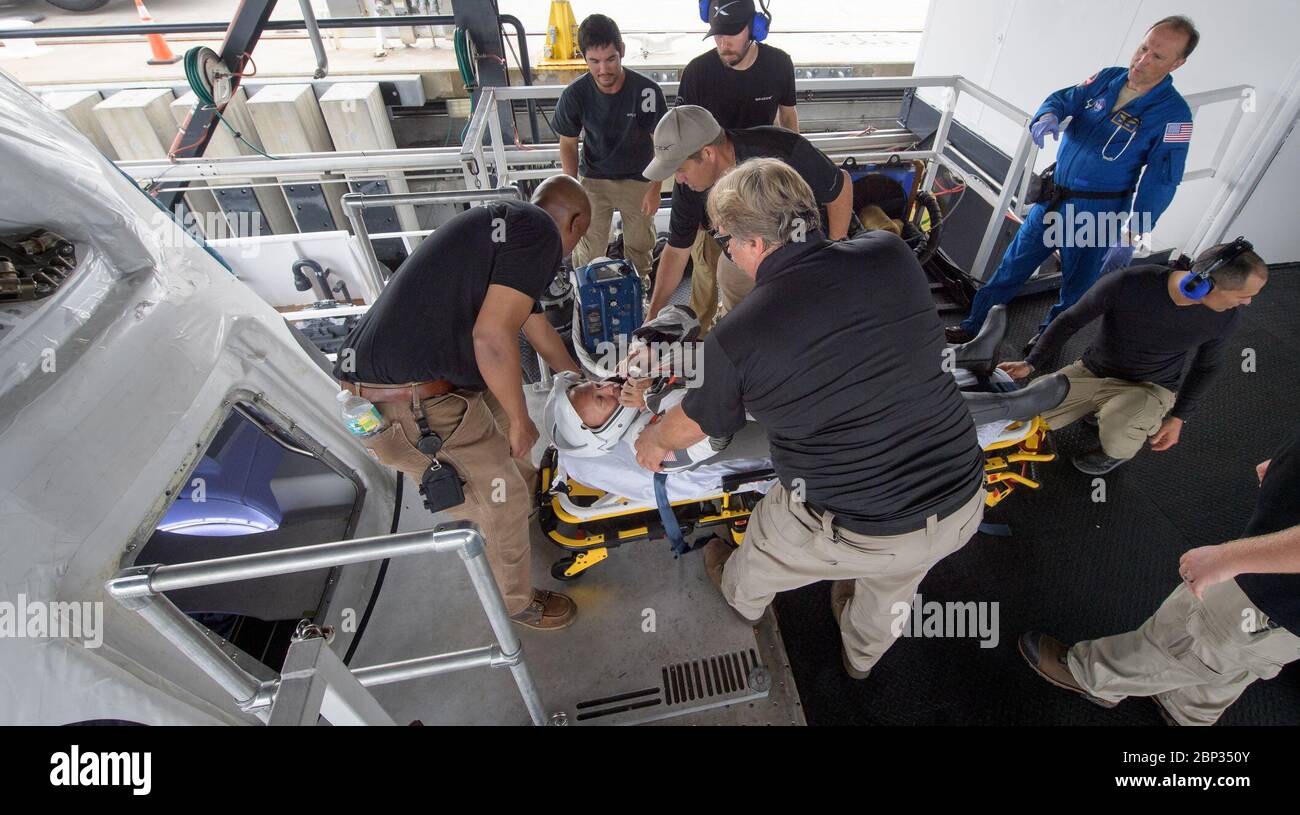 Extraction de l'équipage du Dragon SpaceX Rehearsal Doug Hurley, astronaute de la NASA, et des équipes de la NASA et de SpaceX, répètent l'extraction de l'équipage du Dragon SpaceX, qui sera utilisé pour transporter des humains à la Station spatiale internationale, le 13 août 2019, au bassin Trident de Cape Canaveral, en Floride. En utilisant le navire de recherche de Go SpaceX pour récupérer leur vaisseau spatial après splashdown et une maquette du Dragon d'équipage, les équipes ont travaillé à travers les étapes nécessaires pour faire sortir les astronautes de la NASA Doug Hurley et Bob Behnken du Dragon et de retour à la terre sèche. Hurley et Behnken volent vers la statio spatiale Banque D'Images