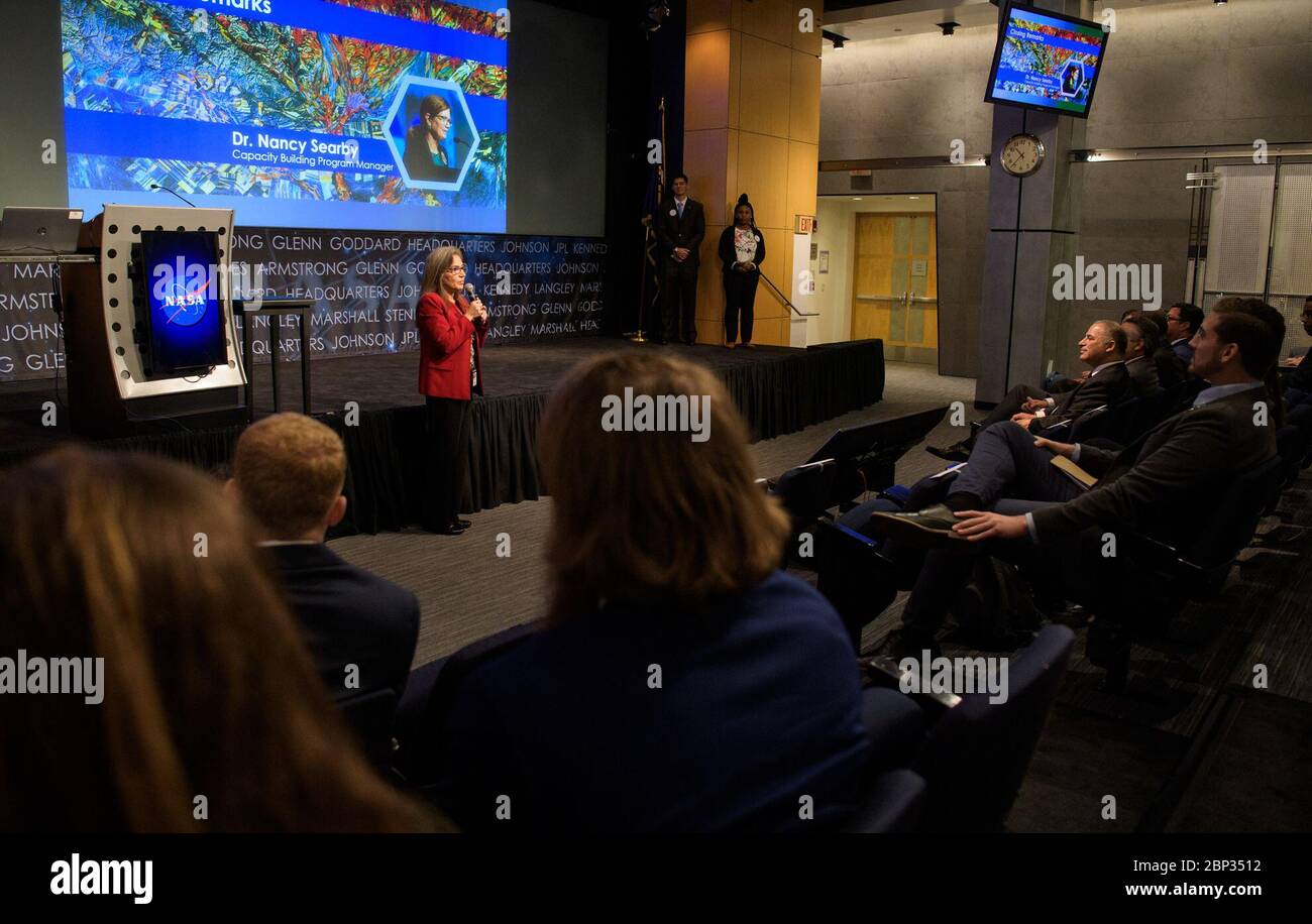 2019 exposition des applications des sciences de la Terre Sandra Cauffman, directrice intérimaire de la Division des sciences de la Terre de la Direction des missions scientifiques au siège de la NASA, s'exprime lors de la exposition annuelle des applications des sciences de la Terre 2019, le jeudi 1er août 2019 au siège de la NASA à Washington, DC. Chaque été, des étudiants et des jeunes professionnels du programme national DE DÉVELOPPEMENT des sciences appliquées de la NASA viennent au siège de la NASA pour présenter leurs projets de recherche. LE PROGRAMME DE formation et de développement est un programme de formation et de développement où les étudiants travaillent sur des projets de recherche en sciences de la Terre, avec le mentorat de conseillers scientifiques de la NASA an Banque D'Images