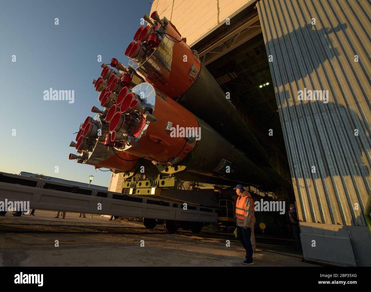 Expédition 61 Preflight la fusée Soyouz est déployée par train jusqu'au plateau de lancement, le lundi 23 septembre 2019, au Cosmodrome de Baikonour, au Kazakhstan. Expédition 61 membres d'équipage Jessica Meir de la NASA et Oleg Skripochka de Roscosmos, et participant à l'escoure spatiale Hazzaa Ali Almansoori des Émirats arabes Unis lanceront le 25 septembre sur le satellite Soyuz MS-15 du Cosmodrome de Baikonour à la Station spatiale internationale. Banque D'Images