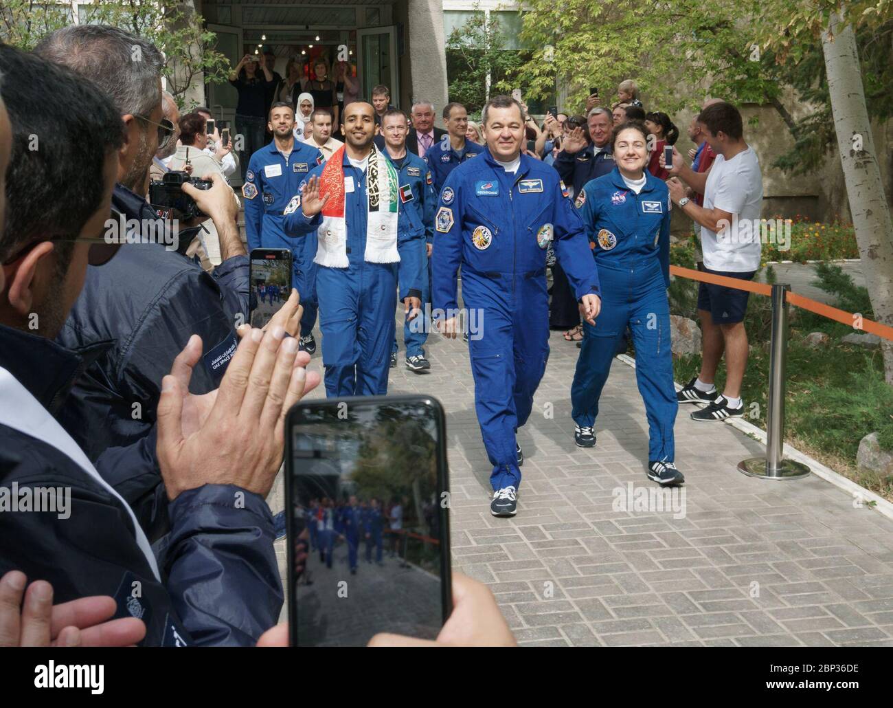 Expédition 61 Preflight participant à SpaceFlight Hazzaa Ali Almansoori des Émirats arabes Unis, à droite, les membres de l'expédition Oleg Skripochka de Rossos et Jessica Meir de la NASA sont vus comme ils quittent l'hôtel Cosmonaut avant leur lancement Soyouz à la Station spatiale internationale, le mercredi 25 septembre 2019 à Baikonour, au Kazakhstan. Meir, Skripochka et Almansoori lanceront le vaisseau spatial Soyouz MS-15 du Cosmodrome de Baikonour à la Station spatiale internationale. Banque D'Images