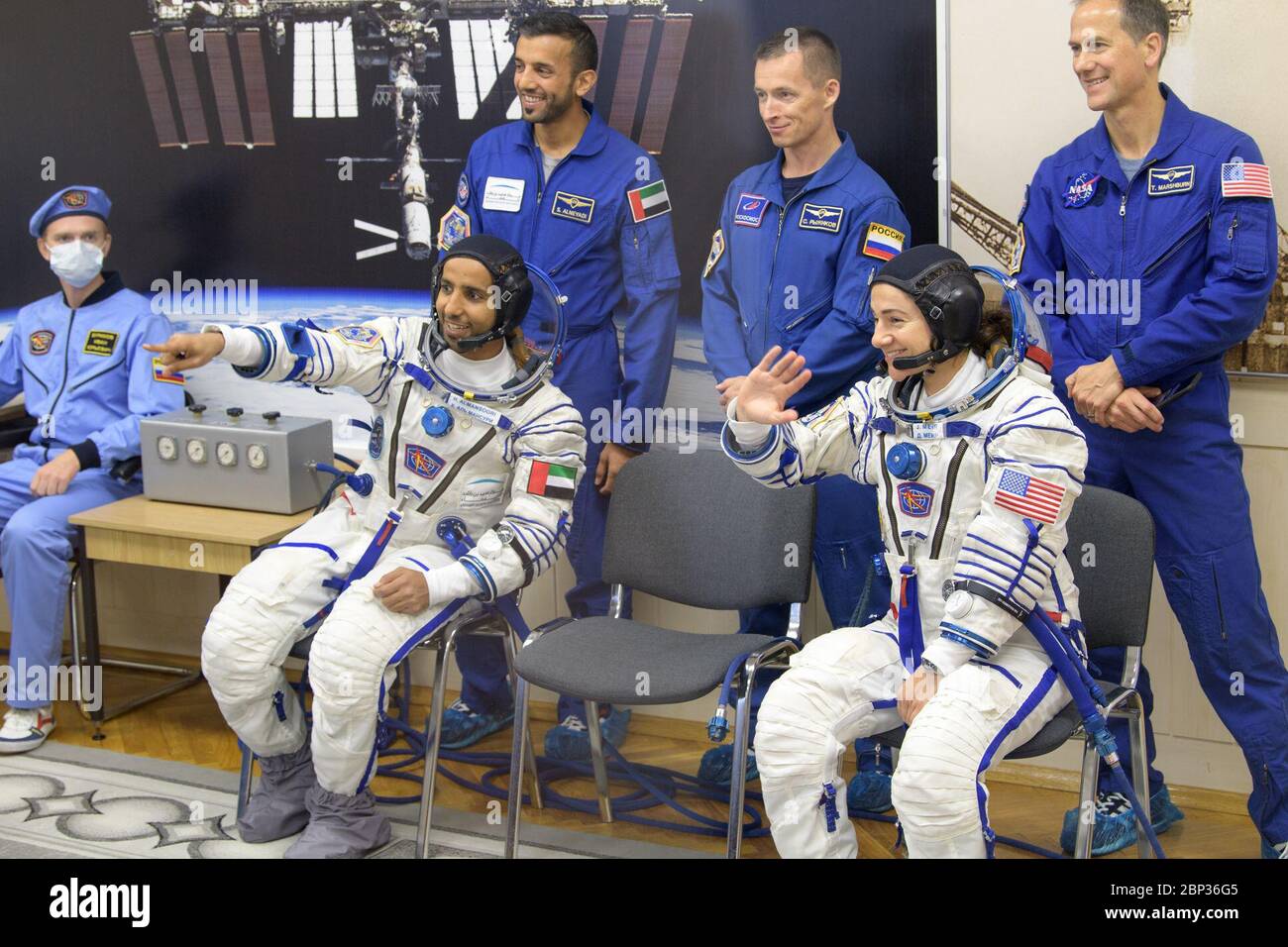 Expedition 61 participant à l'escape spatiale en amont Hazzaa Ali Almansoori des Émirats arabes Unis, en bas à gauche, Et l'astronaute de l'expédition 61 Jessica Meir de la NASA attend que leurs Sokol costumes soient contrôlés quelques heures avant leur lancement sur une fusée Soyouz avec le cosmonaute de l'expédition 61 Oleg Skripochka de Roscosmos, le mercredi 25 septembre 2019 au cosmodrome de Baikonour au Kazakhstan. Meir, Skripochka et Almansoori lanceront le vaisseau spatial Soyouz MS-15 du Cosmodrome de Baikonour à la Station spatiale internationale. Banque D'Images