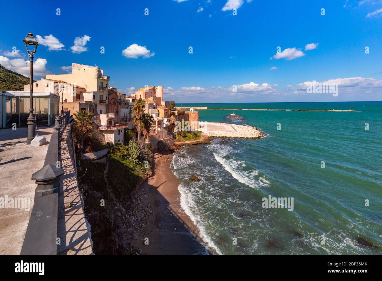 Mer Méditerranée et forteresse médiévale à Cala Marina dans le port de la ville côtière Castellammare del Golfo, Sicile, Italie Banque D'Images