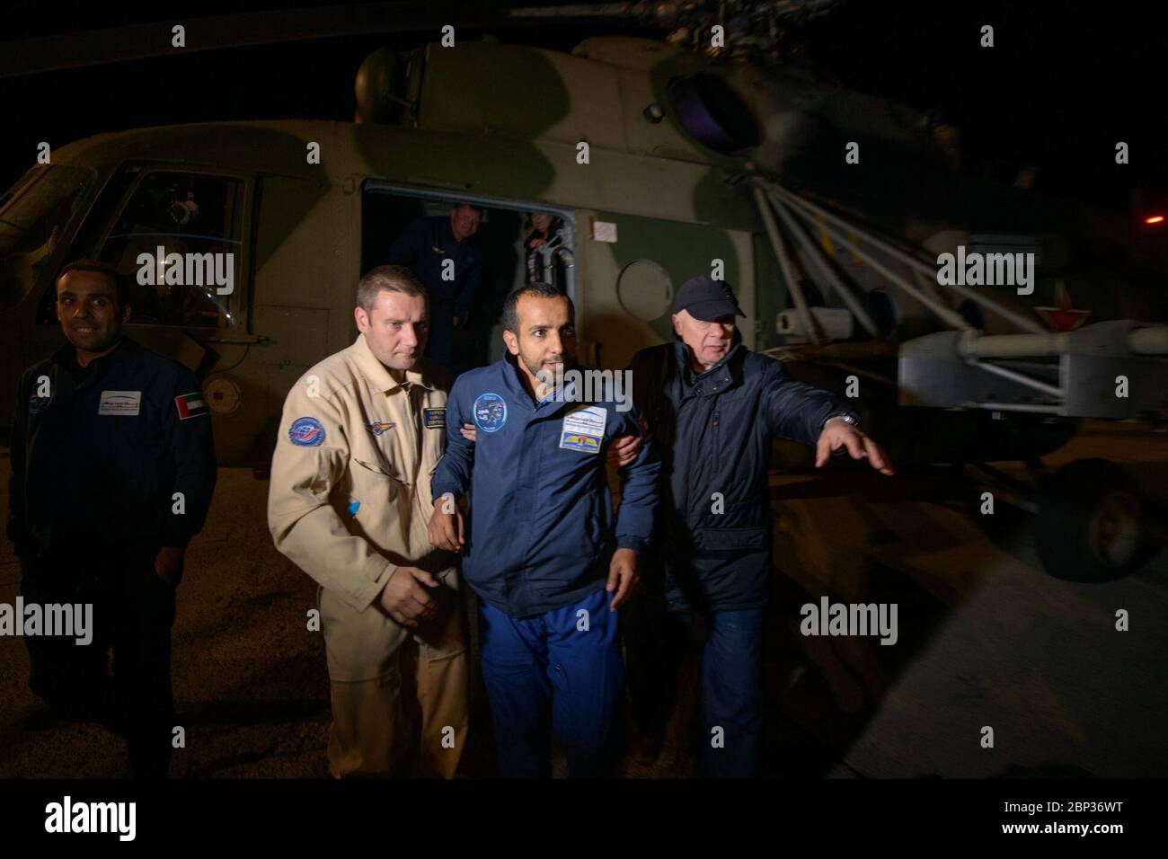 Expédition 60 Soyuz MS-12 atterrissage l'astronaute en visite Hazzaa Ali Almansoori des Émirats arabes Unis arrive à l'aéroport de Karaganda au Kazakhstan après que lui et l'Expedition 60 membres d'équipage Nick Hague de la NASA et Alexey Ovchinin de Roscosmos ont atterri dans leur vaisseau spatial Soyuz MS-12 dans une zone éloignée près de la ville De Zhezkazgan, Kazakhstan, le jeudi 3 octobre 2019. La Haye et Ovchinin reviennent après 203 jours dans l'espace où ils ont servi comme membres des équipages de l'expédition 59 et 60 à bord de la Station spatiale internationale. Almansoori a enregistré 8 jours dans l'espace lors de son premier vol en tant qu'astronaute. Banque D'Images