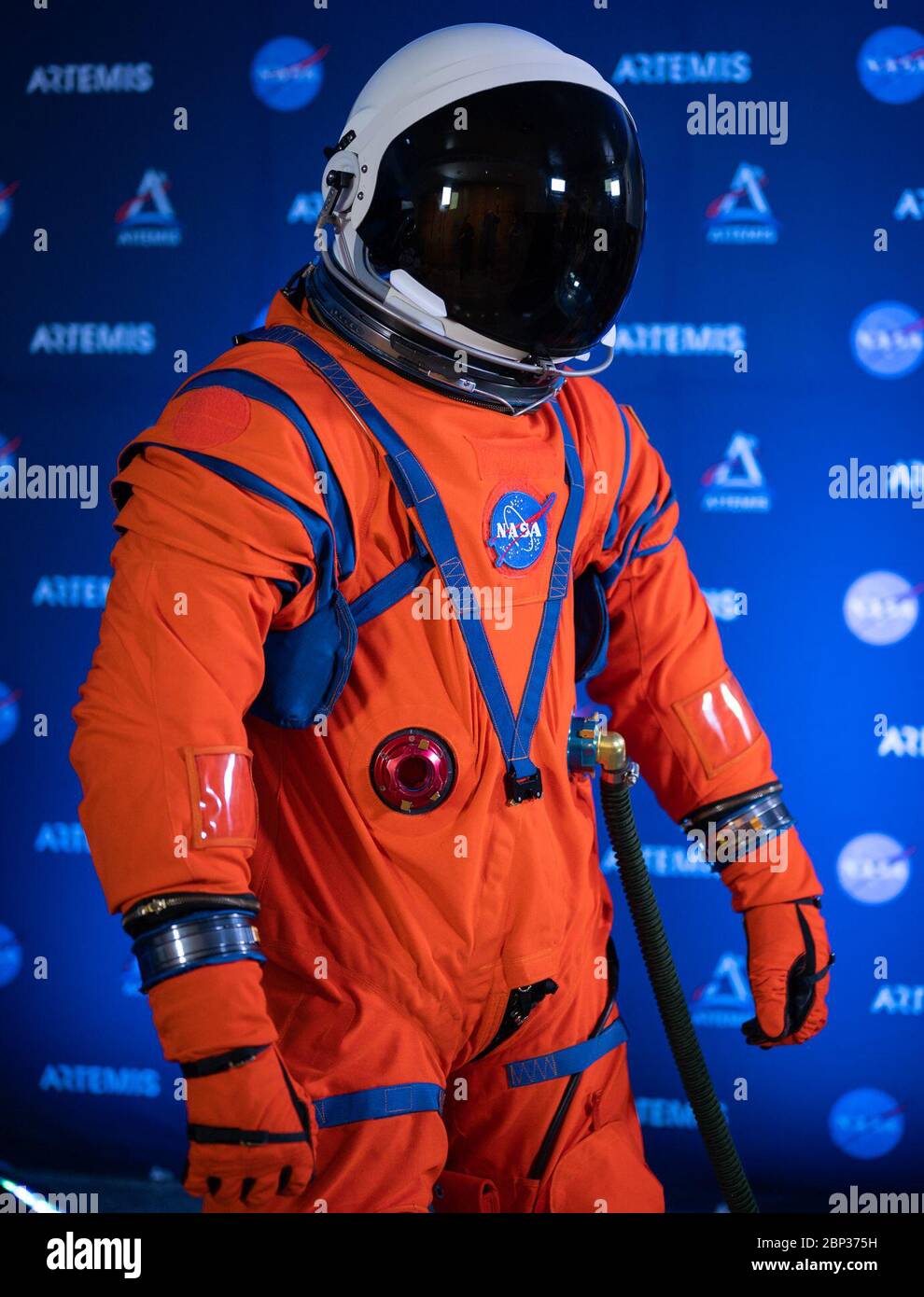 Le 15 octobre 2019, Dustin Gohmert, responsable du projet Orion Crew Survival Systems à la NASA, a présenté la combinaison Orion Crew Survival System (OCSS) au siège de la NASA à Washington, DC, conçue pour protéger les astronautes lors de missions spatiales à haut risque, y compris le programme Artemis. Banque D'Images