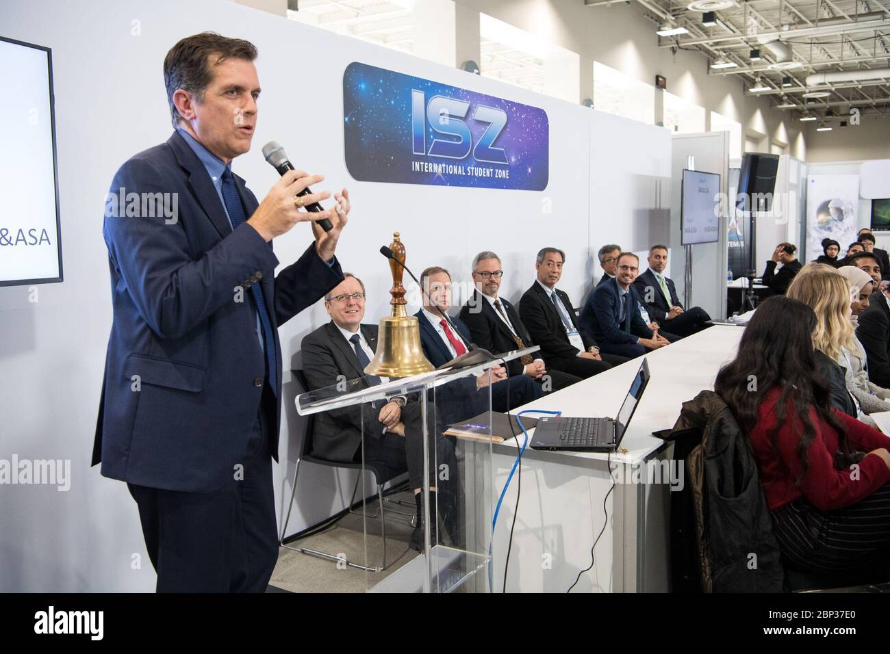 70e Congrès international d'astronautique L'administrateur associé de la NASA pour l'engagement STEM, Mike Kincaid, présente les chefs des agences qui participeront à une session interactive avec les étudiants, de gauche à droite : Dr. Johann-Dietrich Worner, directeur général de l'Agence spatiale européenne (ESA) ; Administrateur de la NASA Jim Bridenstine ; Sylvain Laporte, président de l'Agence spatiale canadienne (ASC) ; Dr. Hiroshi Yamakawa, président de l'Agence d'exploration aérospatiale du Japon (JAXA) ; Anthony Murfett, chef adjoint de l'Agence spatiale australienne (ASA) ; Jeong Joo Park, Vice-président de la Corée Banque D'Images