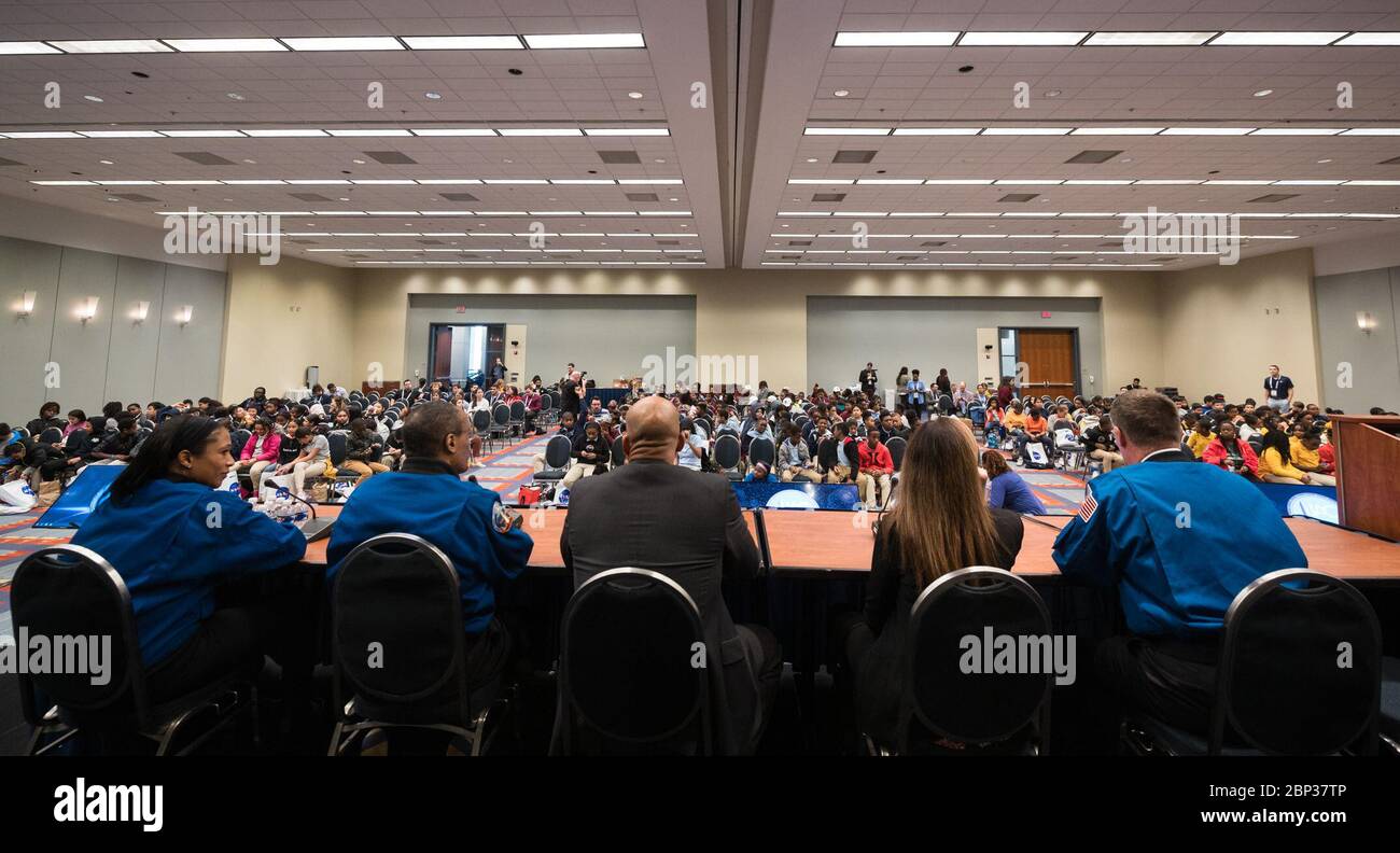 70e Congrès astronautique international astronautes de la NASA Jeanette Epps, à gauche, Alvin Drew, deuxième de gauche, Doug Wheelock, à droite, et anciens astronautes Bob Curbeam, au centre, Janet Kavandi, deuxième de droite, a parlé de leur temps dans l'espace lors d'une séance de la JOURNÉE STEM avec des étudiants lors du 70e Congrès international d'astronautique, le mercredi 23 octobre 2019 au Centre de congrès Walter E. Washington à Washington. Banque D'Images