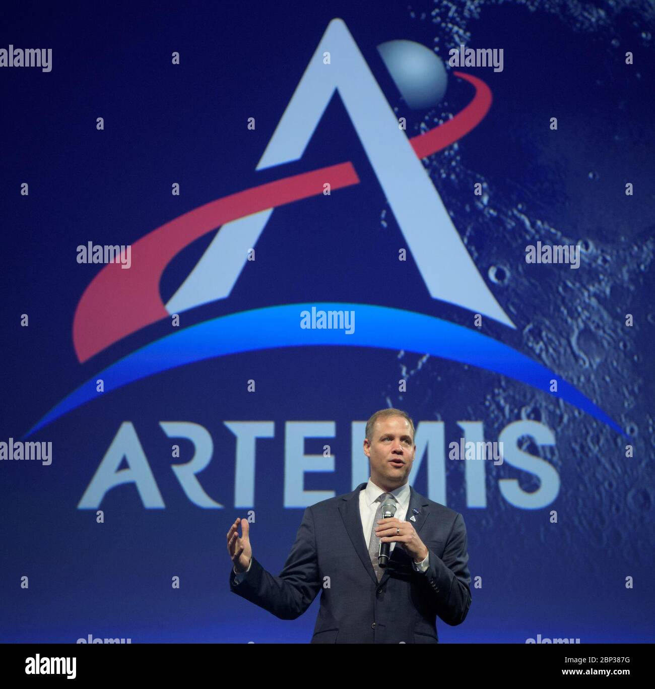 70e Congrès astronautique international Jim Bridenstine, administrateur de la NASA, fait le point sur le programme Artemis de l’agence et sur le rôle critique que jouent les partenariats internationaux dans le retour des astronautes sur la Lune et sur Mars au 70e Congrès astronautique international, le vendredi 25 octobre 2019, à Washington. Banque D'Images