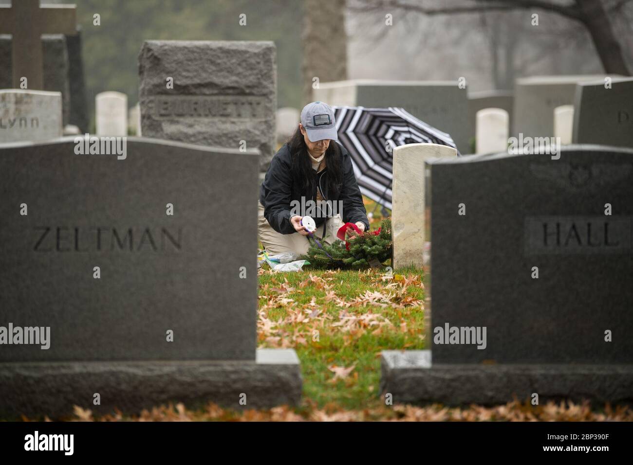 Doug Wheelock participe à la journée des couronnes à travers l'Amérique UN visiteur encapsule un ruban autour d'une couronne avant de la poser à une pierre d'attache sur la journée des couronnes à travers l'Amérique National Wreathers au cimetière national d'Arlington, au samedi 14 décembre 2019 à Arlington, La journée des serments nationaux de l'Amérique du Nord a lieu chaque année pour célébrer la vie des anciens combattants militaires. L'astronaute de la NASA Doug Wheelock était présent pour rendre hommage à ceux qui ont perdu la vie dans la quête de l'exploration spatiale ainsi qu'à d'autres membres du service. Banque D'Images