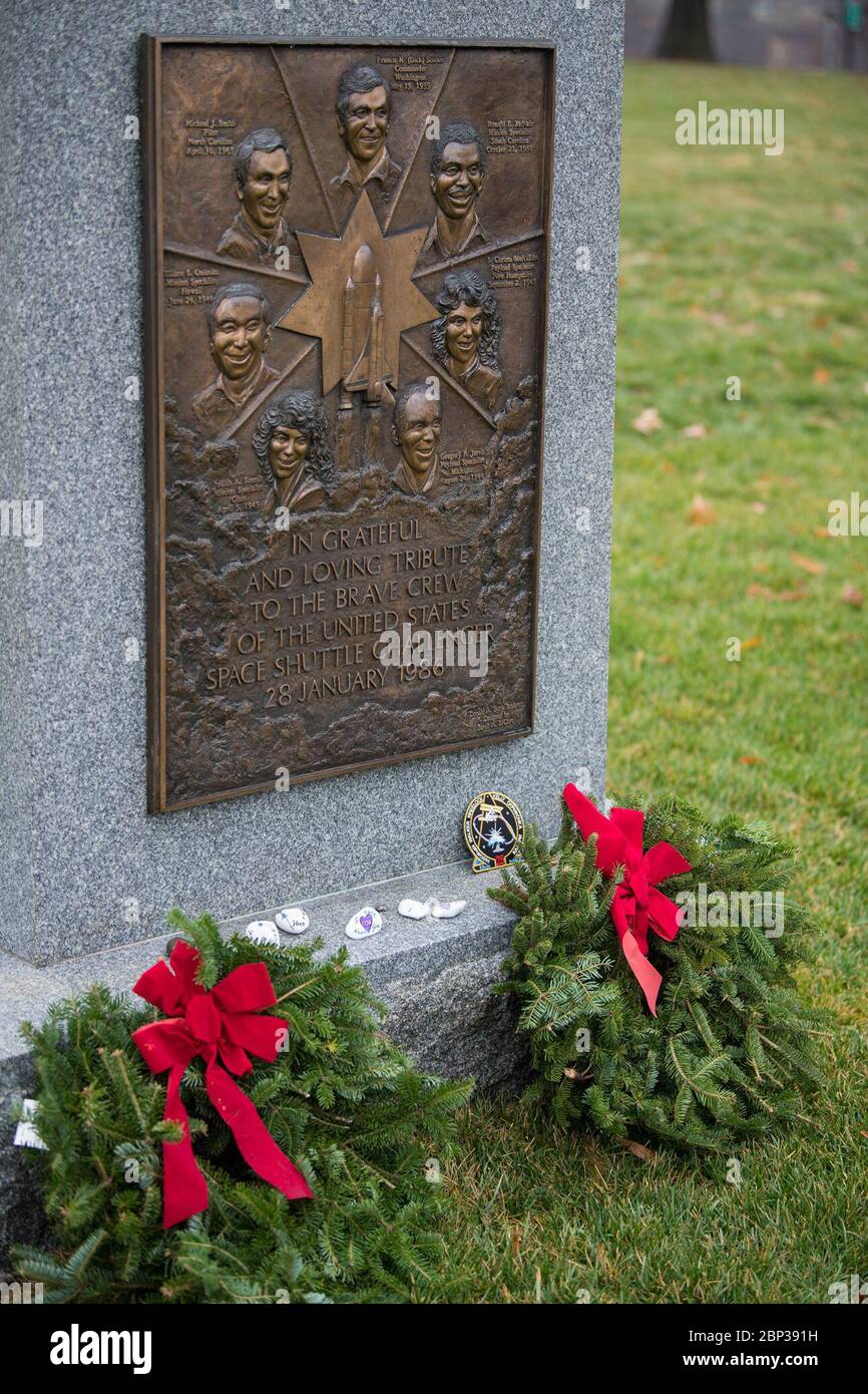 Doug Wheelock participe à Wreaths Across America Day Items are aperçue au mémorial Challenger de la navette spatiale à l'occasion de la Journée nationale des Wreaths Across America au cimetière national d'Arlington, au samedi 14 décembre 2019 à Arlington, en Virginie. La Journée nationale des Wreaths Across America a lieu chaque année pour célébrer la vie des anciens combattants militaires. L'astronaute de la NASA Doug Wheelock était présent pour rendre hommage à ceux qui ont perdu la vie dans la quête de l'exploration spatiale ainsi qu'à d'autres membres du service. Banque D'Images