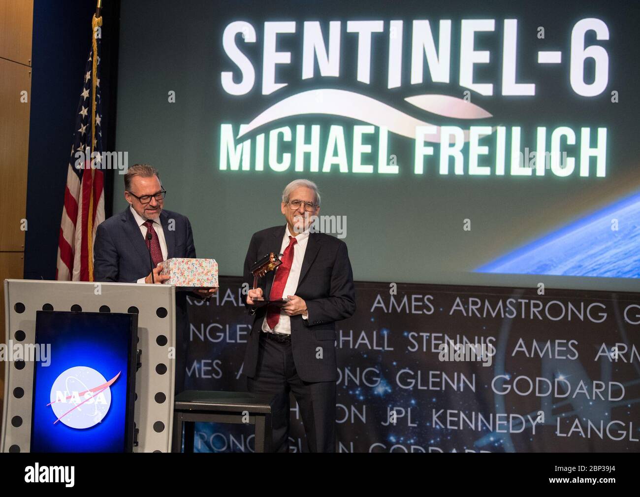 Sentinel-6A-Jason-CS cérémonie de remise du nom le directeur des programmes d'observation de la Terre de l'ESA (Agence spatiale européenne), Josef Aschbacher, à gauche, remet un prix à l'ancien directeur de la division des sciences de la Terre de la NASA, le Dr Michael Freilich, après avoir annoncé que le satellite international des sciences de la mer, anciennement appelé Sentinel-6A/Jason-CS, a été renommé Sentinel-6 Michael Freilich. Le mardi 28 janvier 2020, au siège de la NASA à Washington. Sentinel-6A Michael Freilich observera et enregistrera les changements mondiaux du niveau de la mer et sera rejoint par un satellite identique qui devrait être lancé Banque D'Images