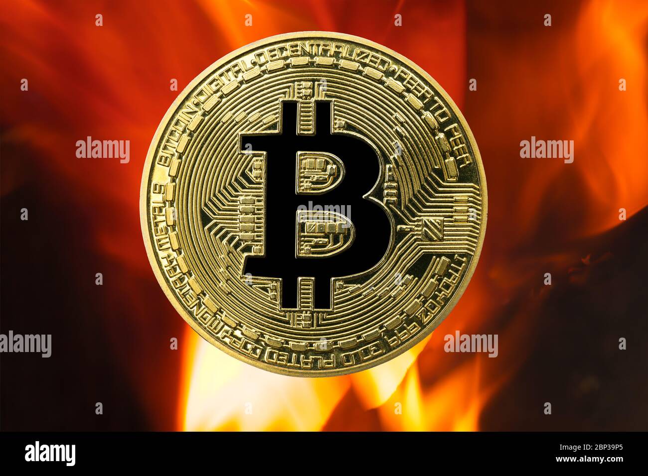 Pièce de monnaie en or Bitcoin physique (BTC) avec fond de feu ou de  flamme. La crypto-monnaie boarque la croissance du marché avec la hausse  des prix Photo Stock - Alamy