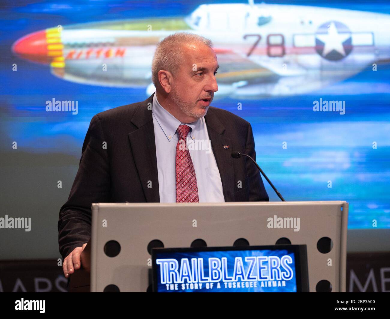 Trailblazers: L’histoire d’un Airman Tuskegee Robert Pearce, Administrateur associé de la Direction des missions de recherche en aéronautique de la NASA, s’exprime avant une discussion entre le général honoraire à la retraite de la Force aérienne américaine, Charles McGee, s’entretient avec l’astronaute de la NASA Alvin Drew, dans le cadre d’un programme du mois de l’histoire des Noirs intitulé « Trailblazers, The Story of a Tuskegee Airman », mercredi 5 février 2020, au siège de la NASA à Washington, DC. McGee, pilote des avions Tuskegee pendant la Seconde Guerre mondiale, était un officier de carrière dans la Force aérienne qui servait également pendant les guerres de Corée et du Vietnam. Sur ses 30 années de Banque D'Images