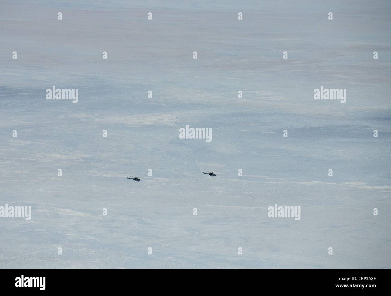 Expédition 61 Soyuz Landing des hélicoptères RUSSES MI-8 survolent la zone d’atterrissage prévue du vaisseau spatial Soyuz MS-13 de l’équipage de l’expédition 61 près de la ville de Zhezkazgan, au Kazakhstan le jeudi 6 février 2020. Christina Koch est retournée sur Terre après avoir fait 328 jours dans l'espace --- le plus long vol spatial de l'histoire par une femme --- en tant que membre des expéditions 59-60-61 sur la Station spatiale internationale. Le cosmonaute de Roscosmos Alexander Skvortsov et l'astronaute de l'ESA Luca Parmitano sont retournés après 201 jours dans l'espace où ils ont servi comme membres d'équipage de l'expédition 60-61 à bord de la station. Banque D'Images