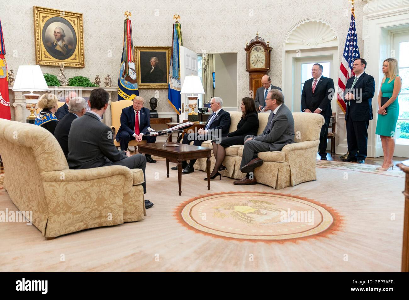 Le président américain Donald Trump rencontre le gouvernement de la Louisiane. John Bel Edwards discutera de la pandémie de coronavirus COVID-19 dans le Bureau ovale de la Maison Blanche le 29 avril 2020 à Washington, D.C. Banque D'Images