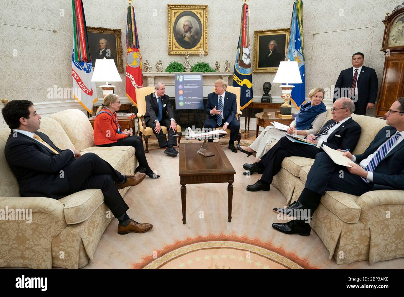 Le président américain Donald Trump rencontre le New Jersey Gov. Phil Murphy discutera de la pandémie de coronavirus COVID-19 dans le Bureau ovale de la Maison Blanche le 30 avril 2020 à Washington, D.C. Banque D'Images
