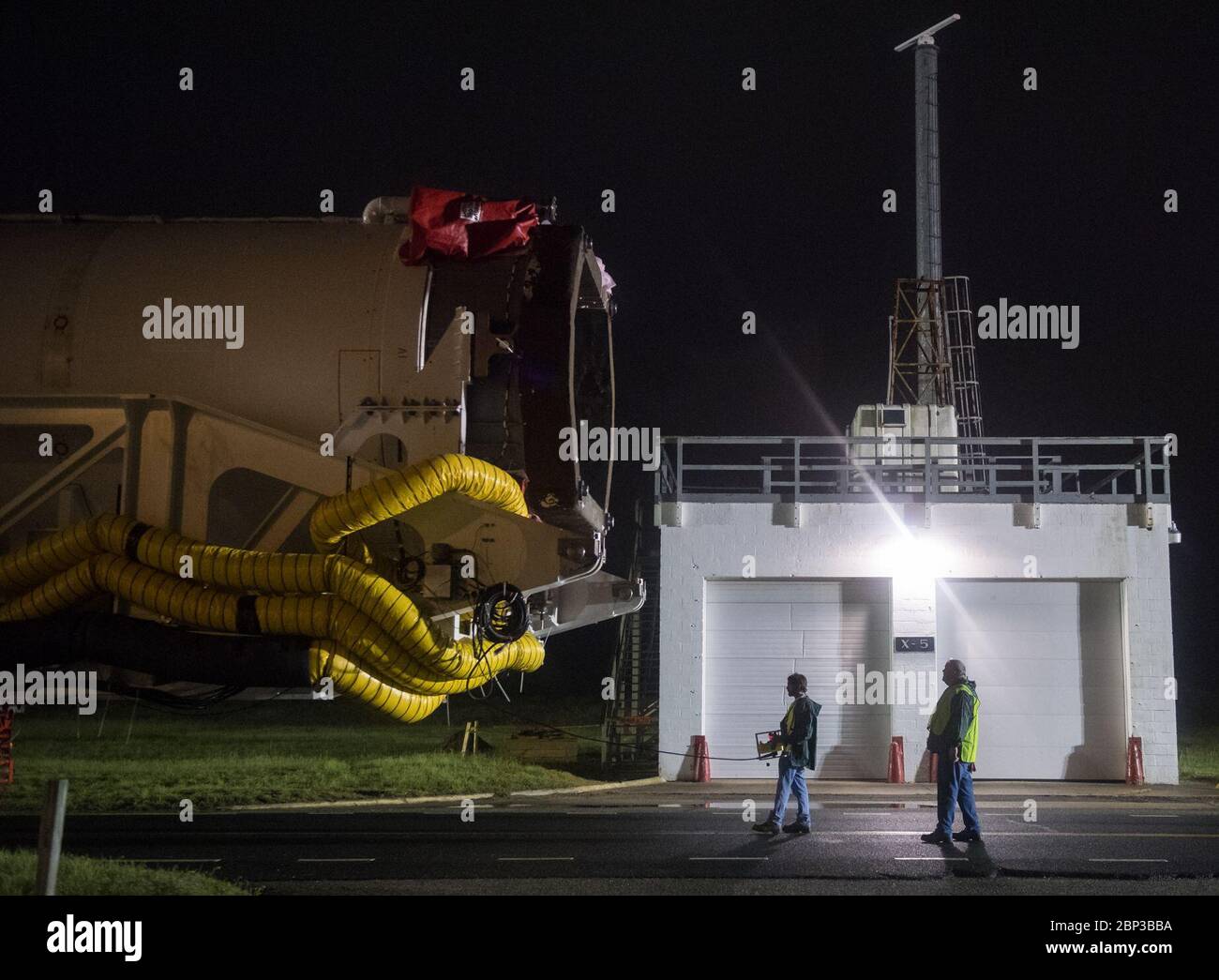 Déploiement orbital ATK CRS-9 une fusée orbitale ATK est vue comme elle est déployée pour lancer Pad-0A au site de vol de Wallops le jeudi 17 mai 2018 à Wallops Island, va. L'Antares lancera un vaisseau Cygnus lors d'une mission de réapprovisionnement de cargaison à la Station spatiale internationale. La mission est le neuvième vol de livraison de fret sous contrat d’orbital ATK à destination de la station spatiale de la NASA. Les 7,400 livres de cargaison à bord de Cygnus comprennent des expériences scientifiques, des fournitures d'équipage et du matériel de véhicule. Banque D'Images