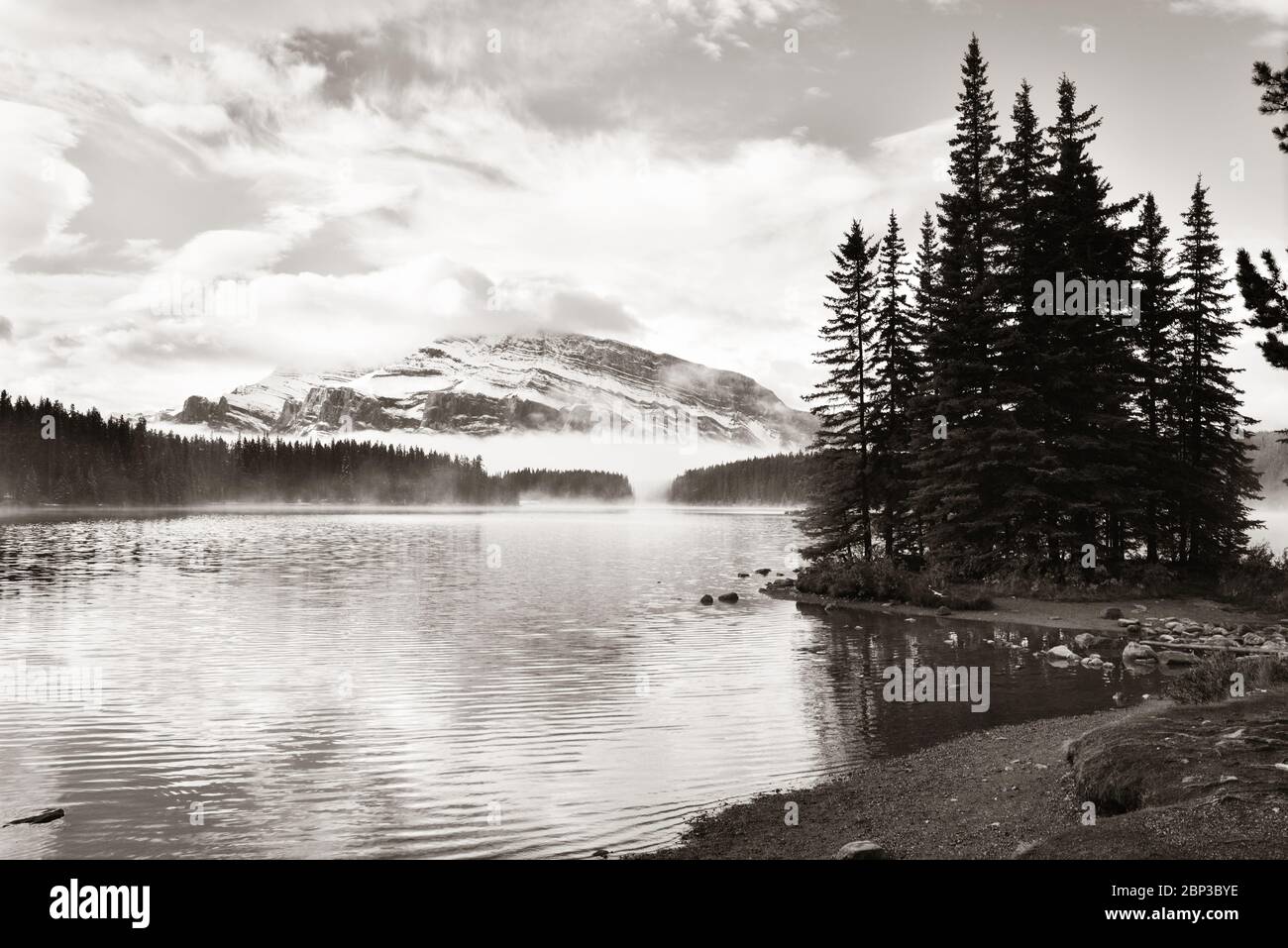 Avec le lac Two Jack Snow Mountain et de l'eau reflet dans le parc national de Banff au Canada. Banque D'Images
