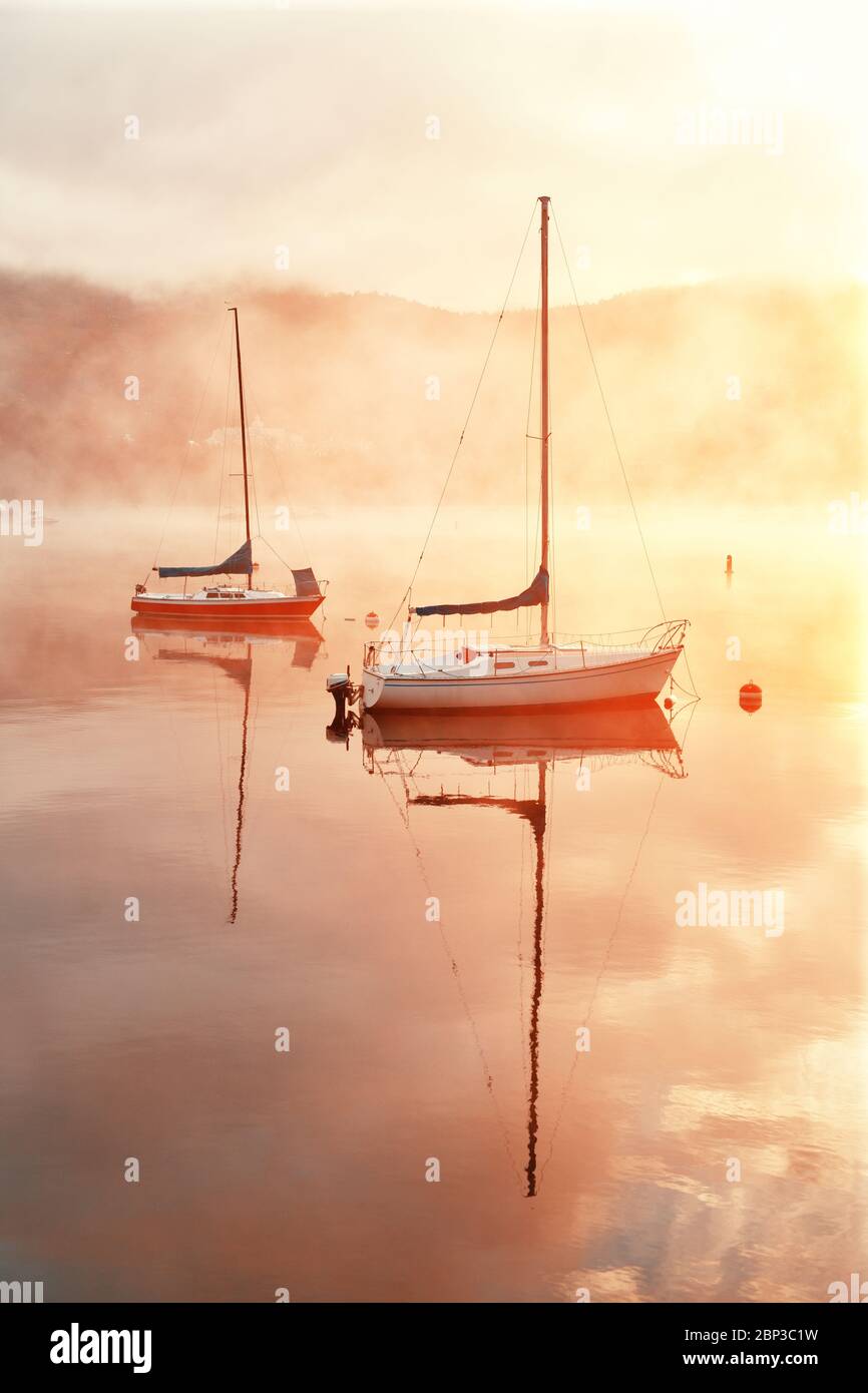 Bateau dans le lac brumeux matin au lever du soleil à Mont Tremblant au Canada Banque D'Images