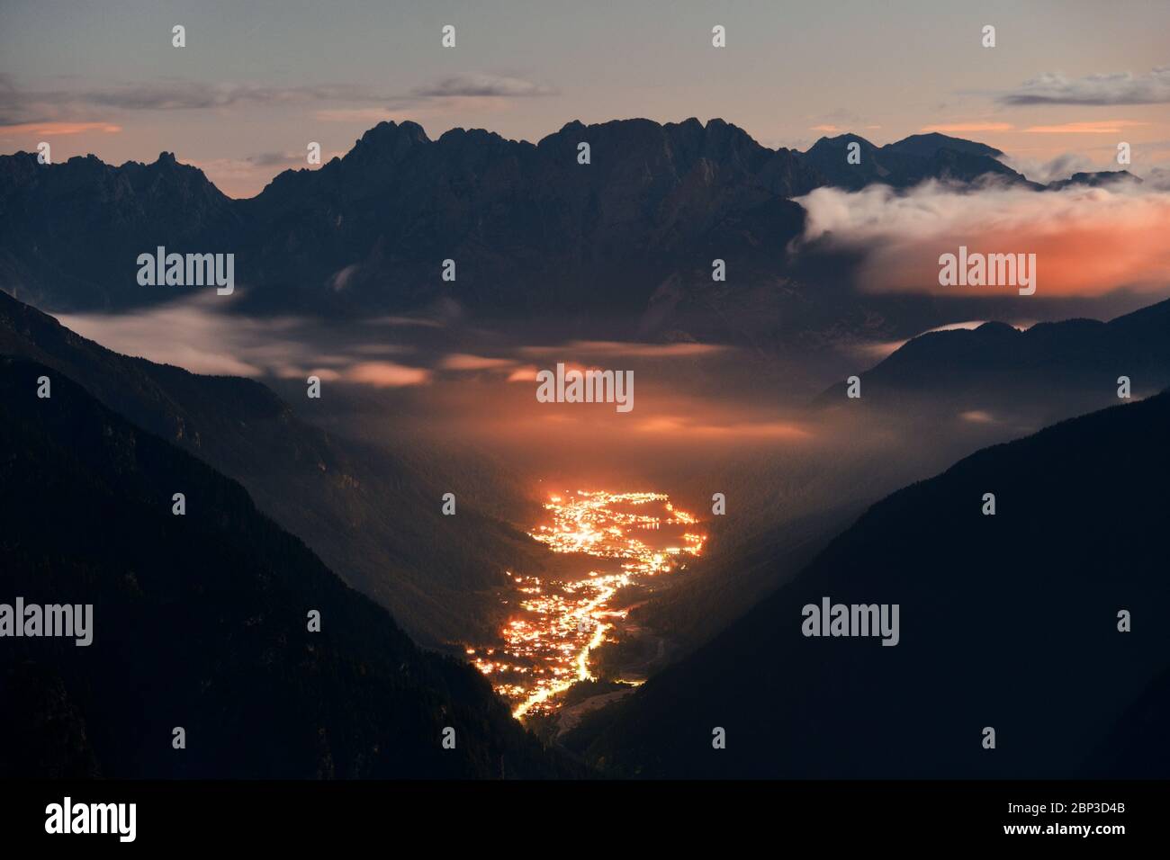 Village des Dolomites dans la vallée la nuit en Italie du Nord Banque D'Images