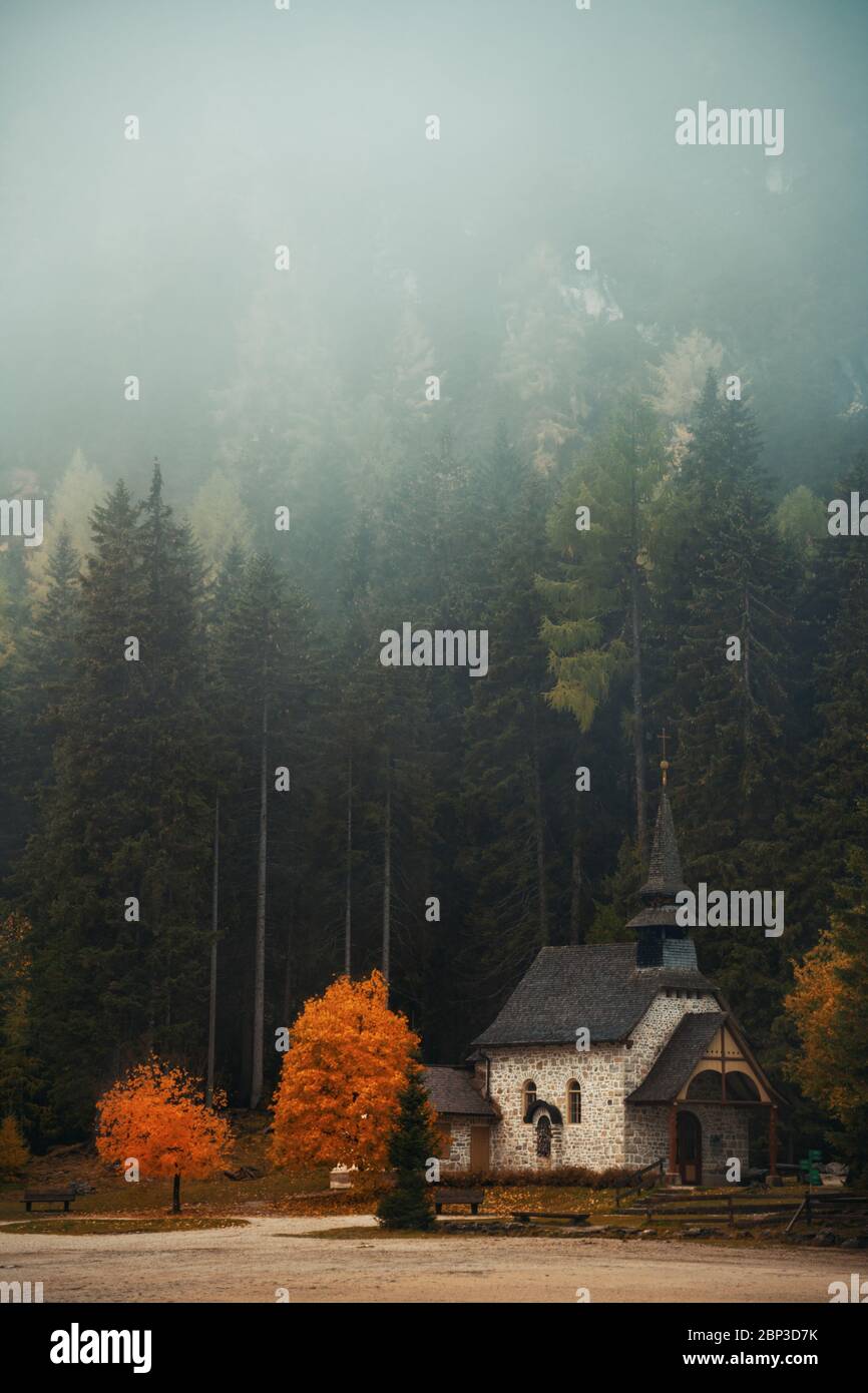 Dolomites église paysage naturel dans le brouillard dans le nord de l'Italie Banque D'Images
