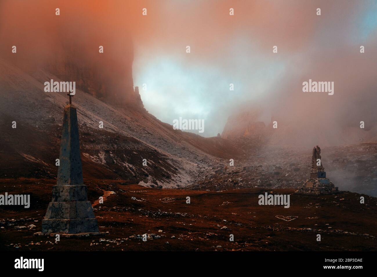 Paysage naturel des Dolomites dans le brouillard avec monument aux sommets de montagne en Italie du Nord Banque D'Images