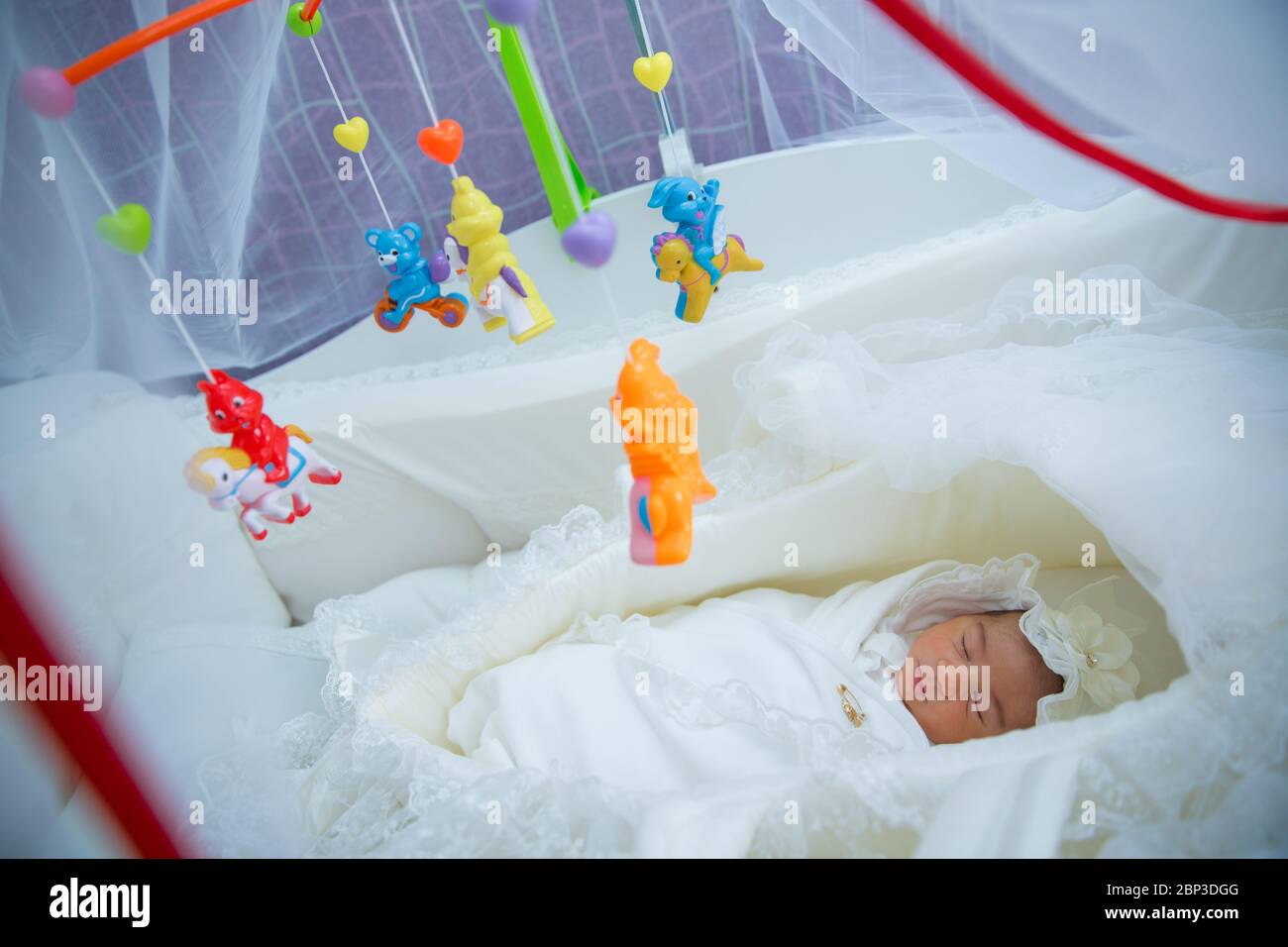 Tres Belle Petite Fille Dans Le Lit Vue Lits De Bebe Bars Adorable Petite Fille Dormant Dans Un Lit De Bebe Attache Au Lit Des Parents Un Jouet D Enfant Est Photo Stock