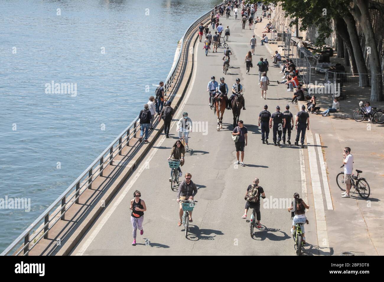 FIN DE LA PREMIÈRE SEMAINE DE DECONFINEMENT Banque D'Images