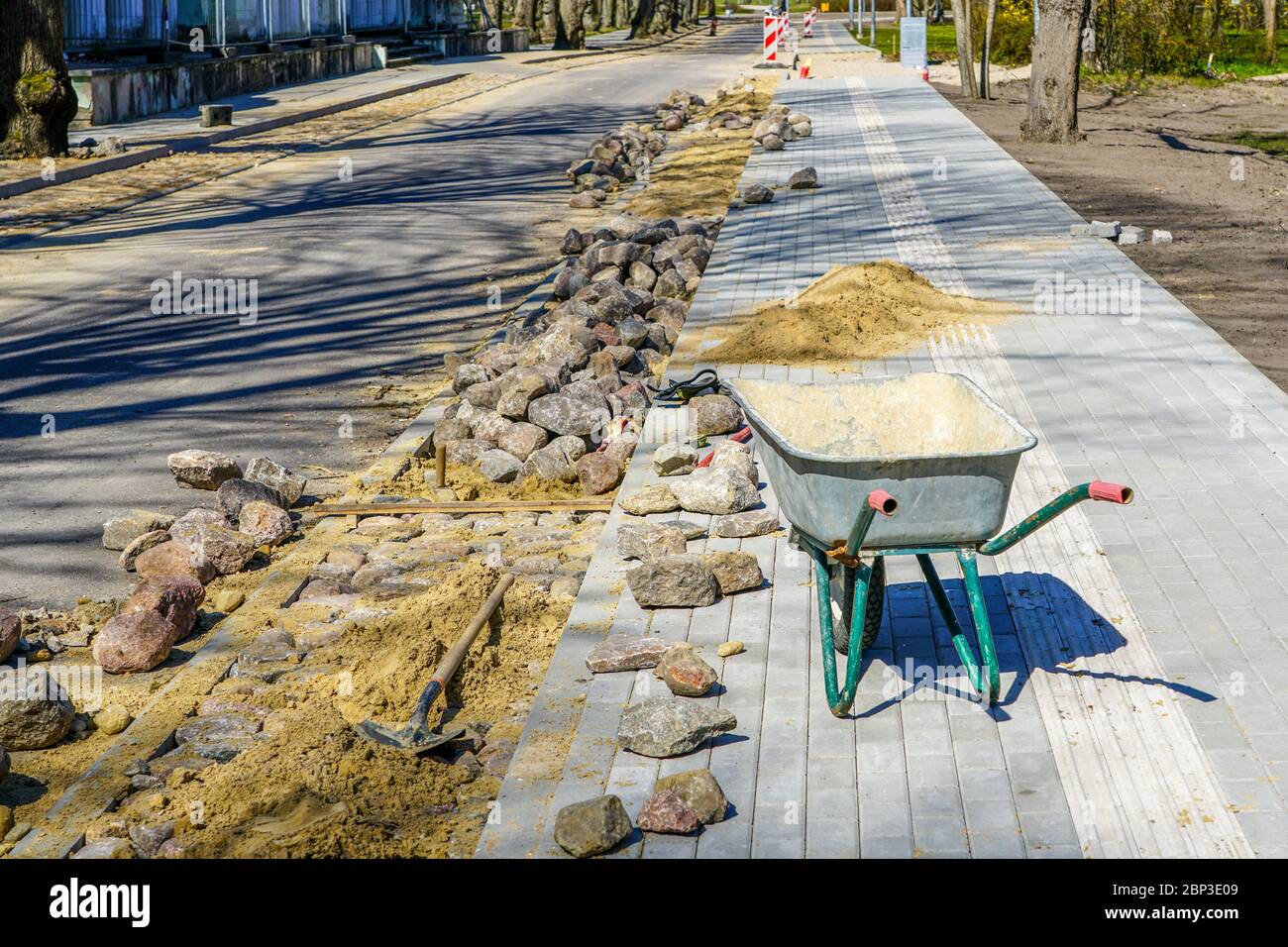 travaux de pavage du bord de la rue pendant la reconstruction de la rue, brouette vide Banque D'Images