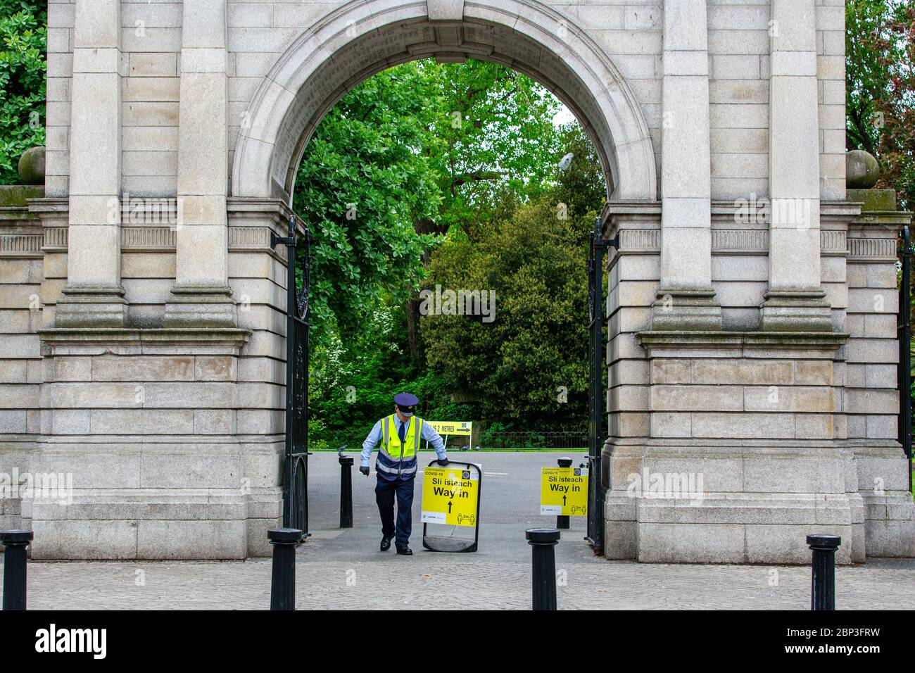 Dublin, Irlande. Mai 2020. Un gardien a mis en place une signalisation de sécurité jaune pour le coronavirus Covid-19 à l'entrée du parc vert St Stephen's à Dublin. Banque D'Images