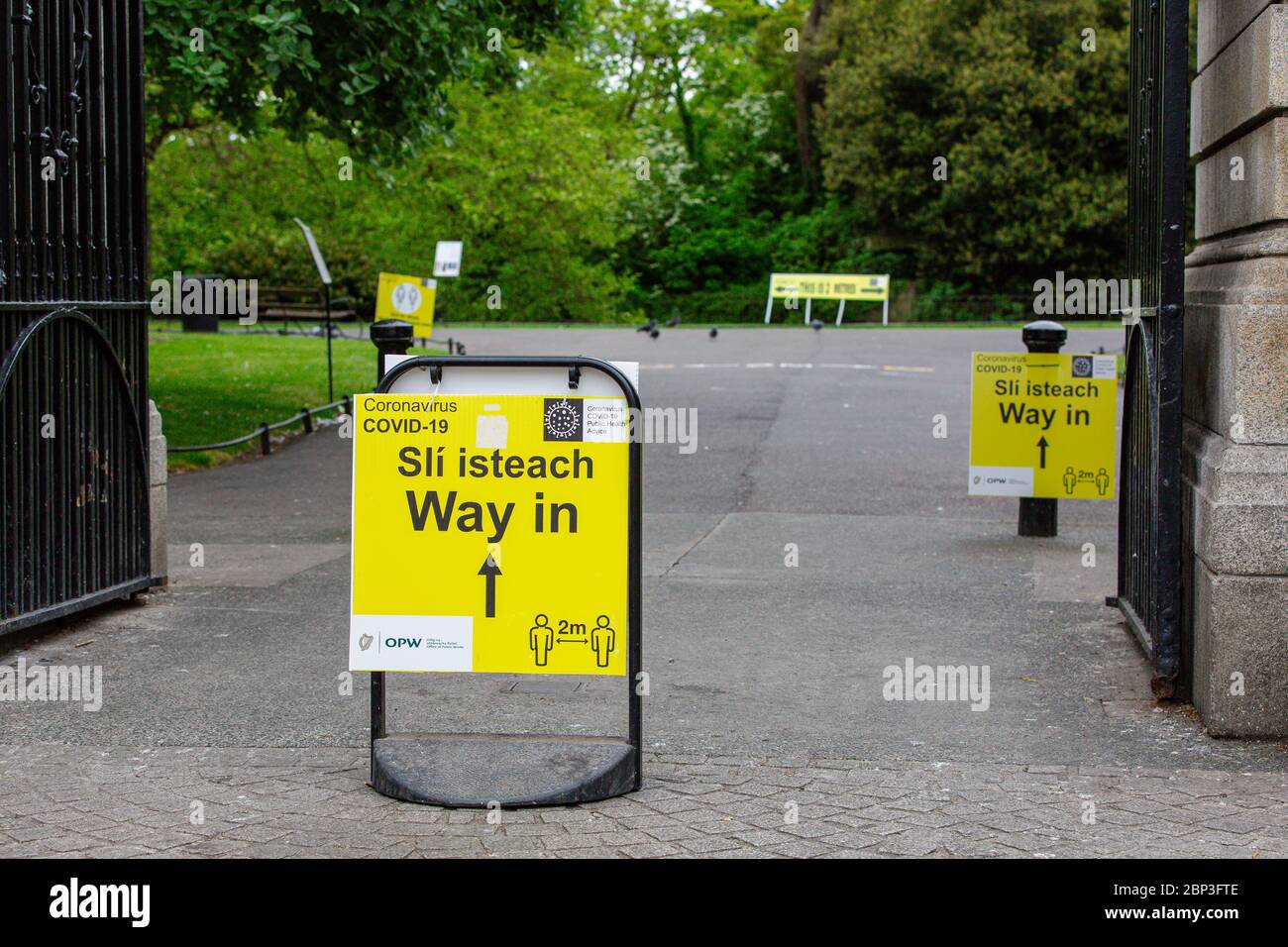 Dublin, Irlande. Mai 2020. Signalisation du système One Way Covid-19 jaune du coronavirus à l'entrée du parc vert St Stephen's à Dublin. Banque D'Images