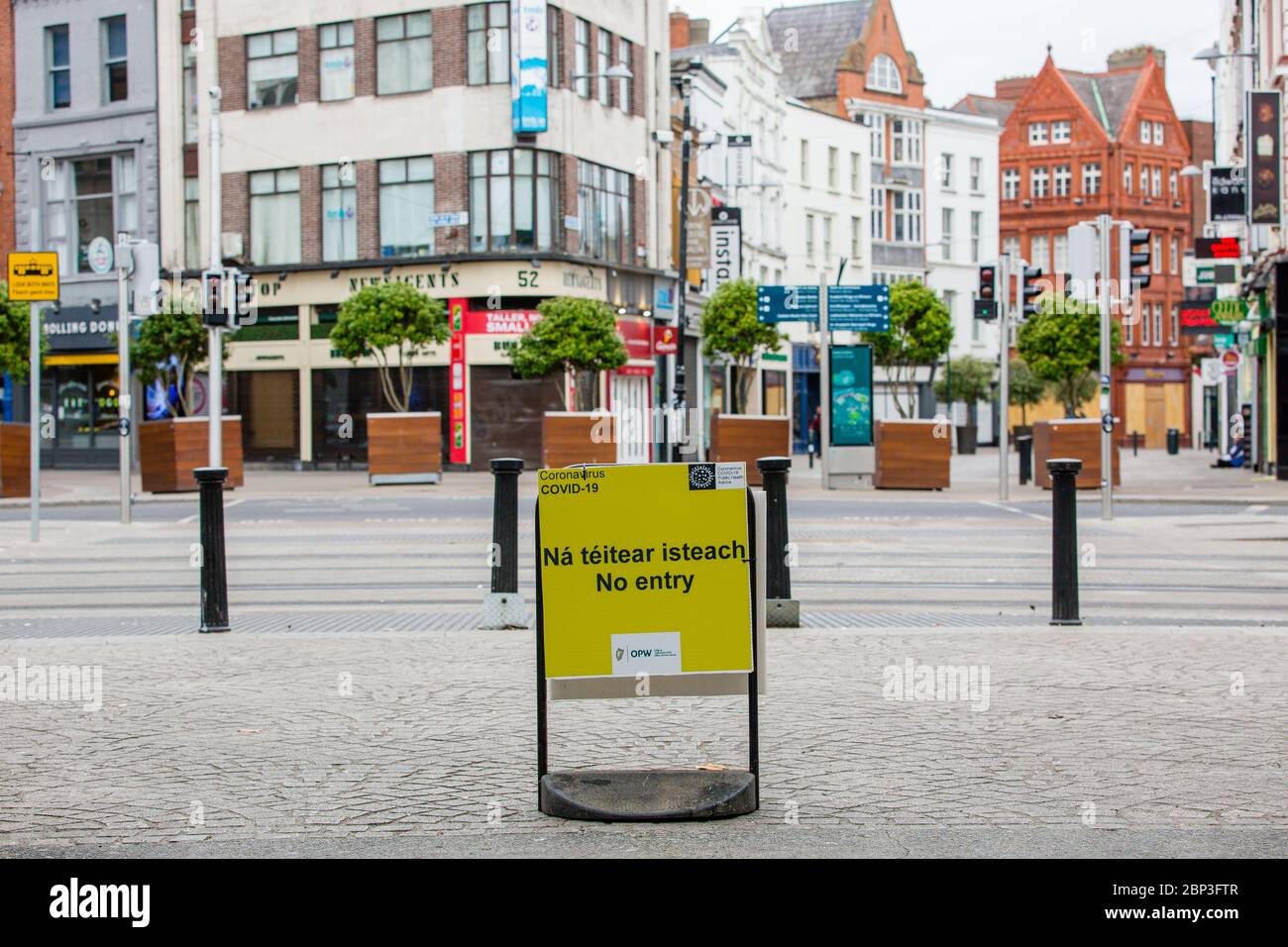 Dublin, Irlande. Mai 2020. Coronavirus Covid-19 jaune pas de panneau d'entrée sur le chemin de sortie du parc St Stephen's Green vers Grafton Street à Dublin. Banque D'Images