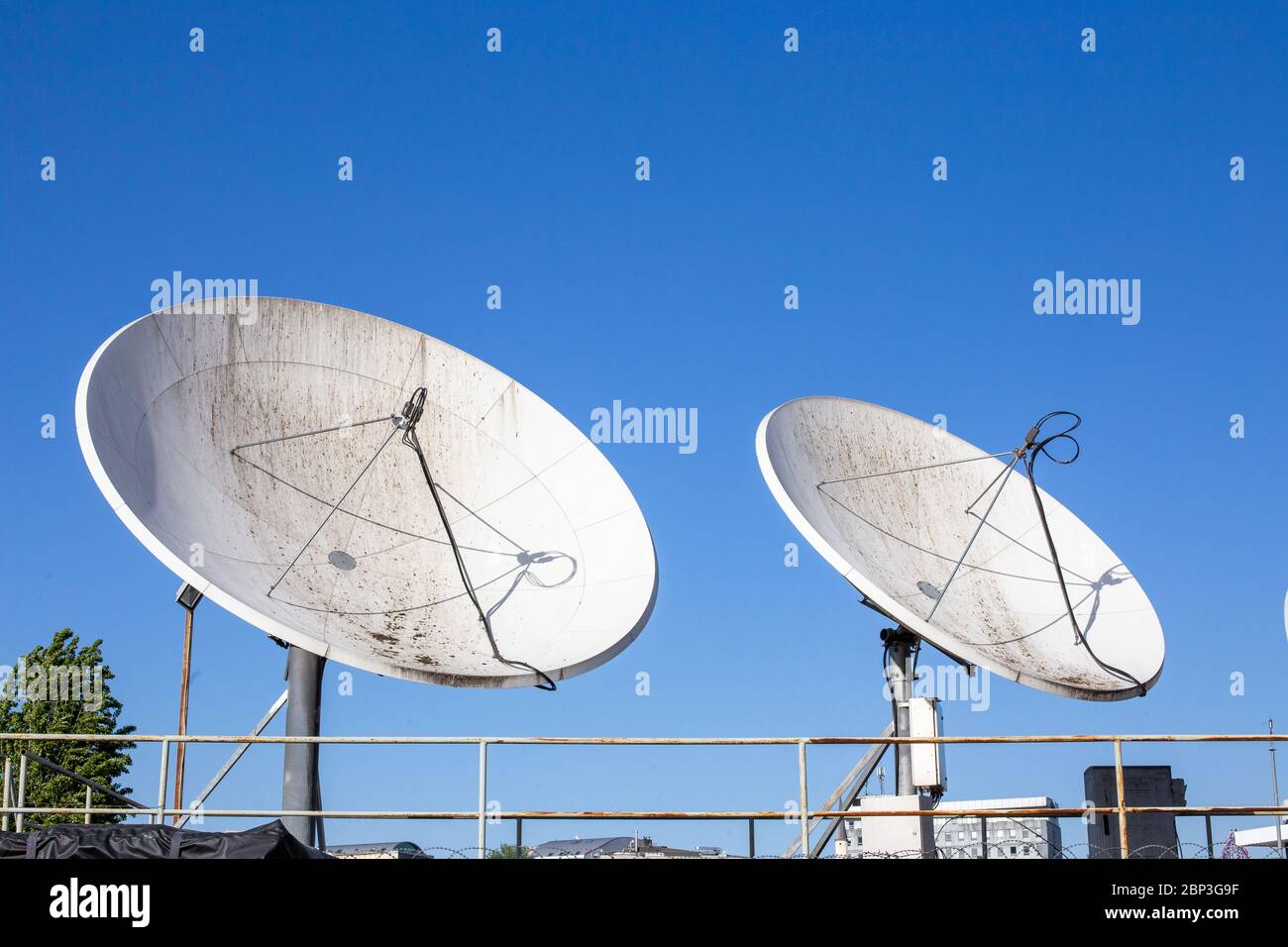 Un Groupe De Paraboles Sales La Parabole Satellite Est Une Antenne 