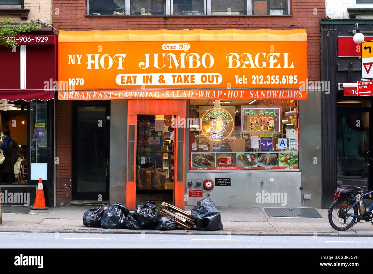 NY Jumbo bagels, 1070 2nd Ave, New York, NY. Façade extérieure d'une boutique de bagels dans l'Upper East Side de Manhattan. Banque D'Images