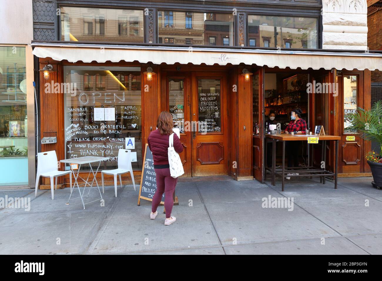 Ella social, un restaurant New-yorkais avec des panneaux indiquant qu'ils ont rouvert leurs portes pour être sortis après la fermeture temporaire en raison de la couronne Banque D'Images