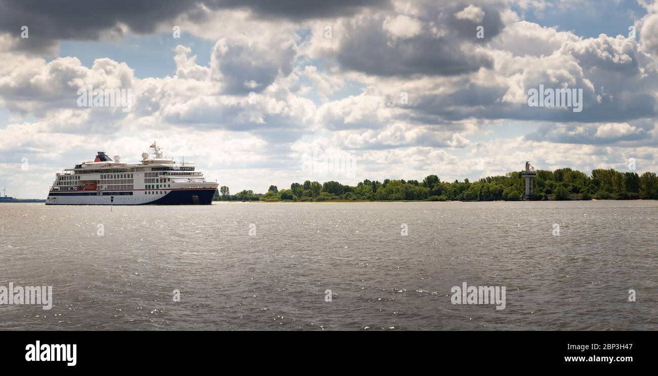 Petit bateau de croisière sur l'elbe par beau temps Banque D'Images