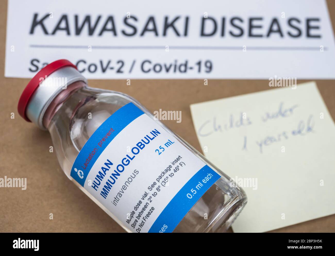 Médicament générique en flacon d'immunoglobuline humaine pour traiter la maladie de Kawasaki liée au COV-2 du SRAS chez les enfants de moins de cinq ans, image conceptuelle, médicament générique sans marque c Banque D'Images