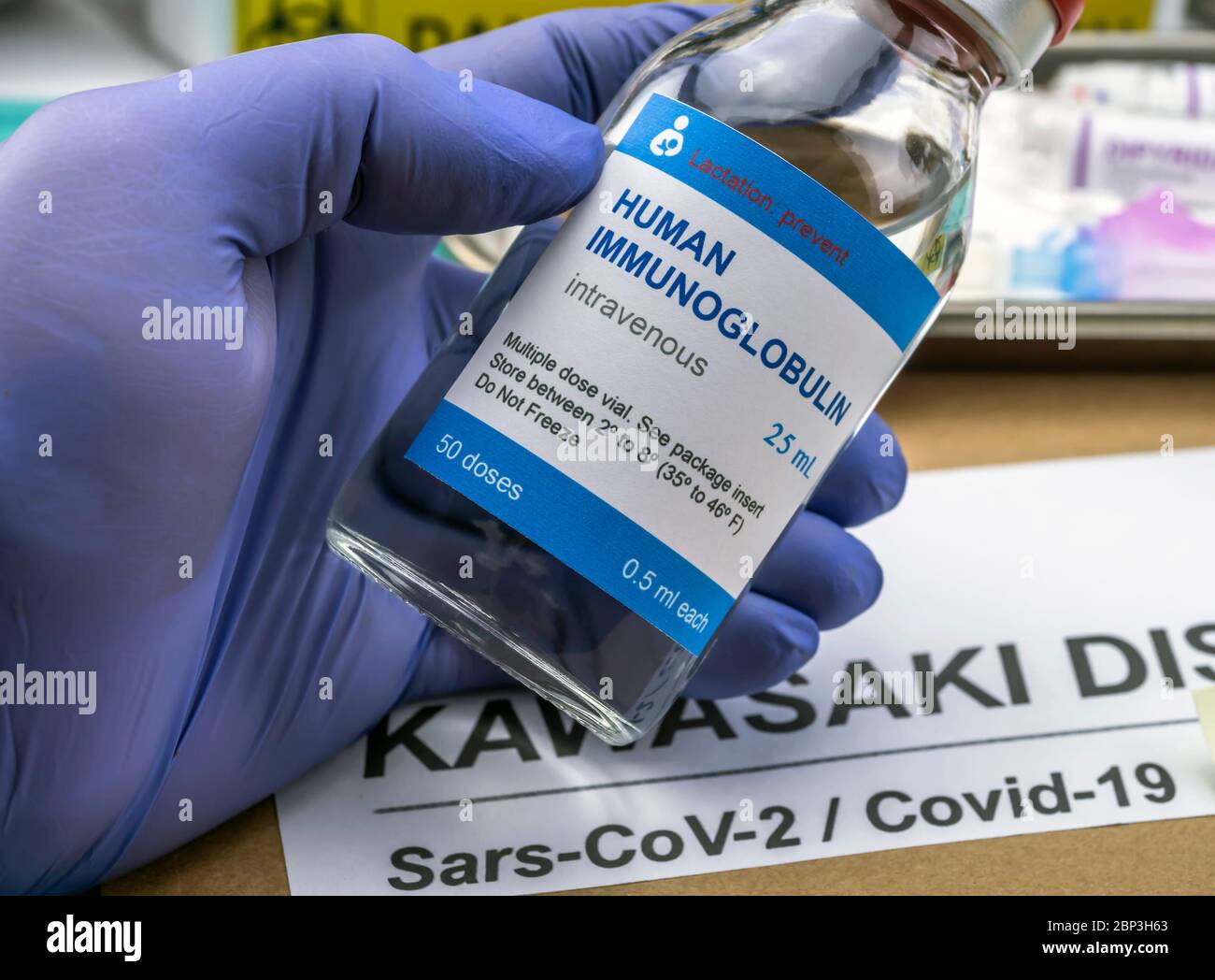 L'infirmière tient un flacon d'immunoglobuline humaine médicament générique pour traiter la maladie de Kawasaki liée au SRAS-COV-2 chez les enfants de moins de cinq ans, image conceptuelle, gène non marqué Banque D'Images
