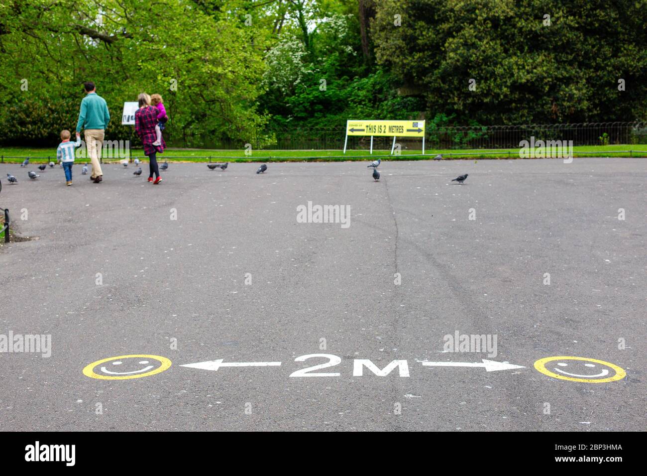 Mesures de distance sociale dans le parc vert de St. Stephen's à Dublin. Réduction de la fréquentation dans le centre-ville de Dublin en raison des restrictions de la pandémie Covid-19. Banque D'Images