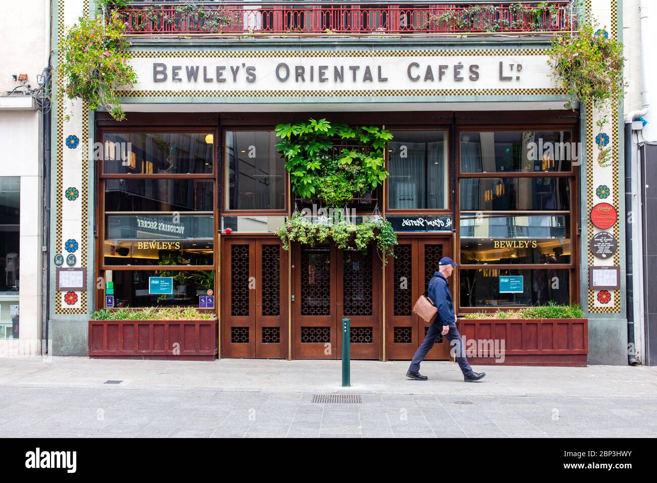 Façade du café historique de Bewley sur Grafton Street à Dublin en Irlande, qui ferme en permanence en raison du confinement de Covid-19 et de la location élevée. Banque D'Images