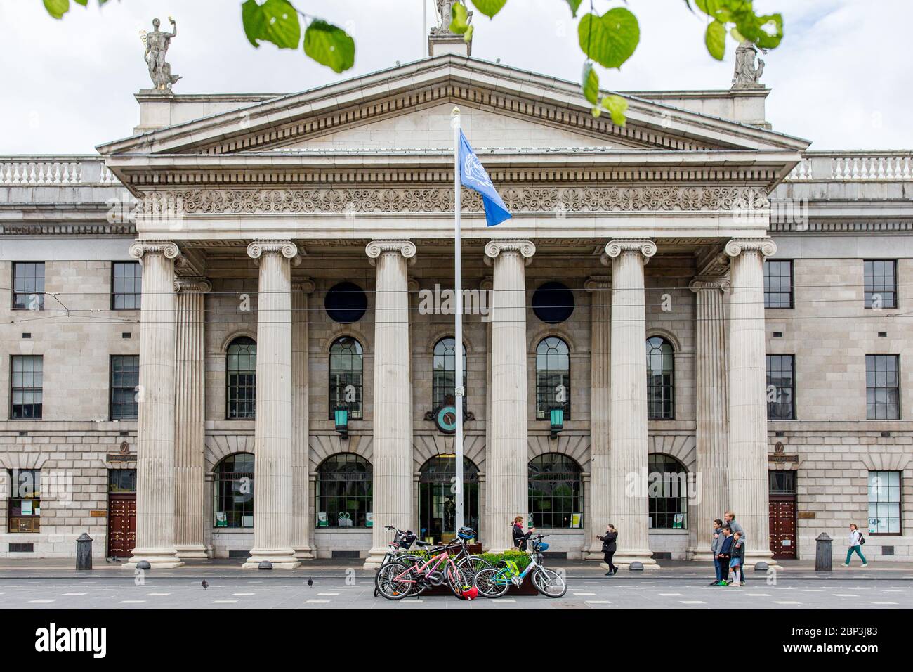 La famille prend des photos à la rue O'Connell Street déserte de Dublin alors que la fréquentation et la circulation ont chuté en raison des restrictions de la pandémie Covid-19. Banque D'Images