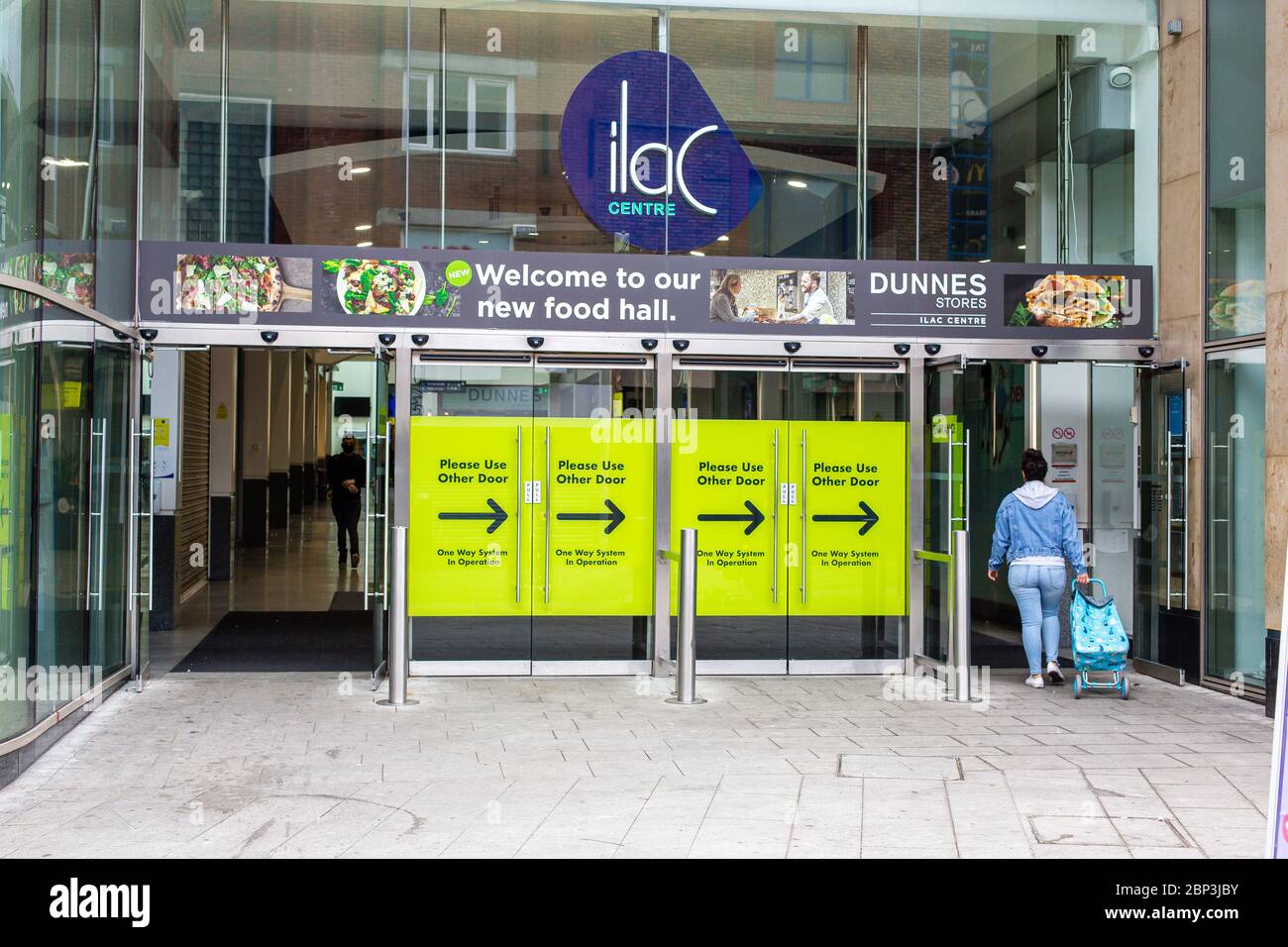 Système de sécurité à sens unique pour l'entrée et la sortie dans le centre commercial ILAC sur Henry Street pendant la pandémie Covid-19 à Dublin, en Irlande. Banque D'Images