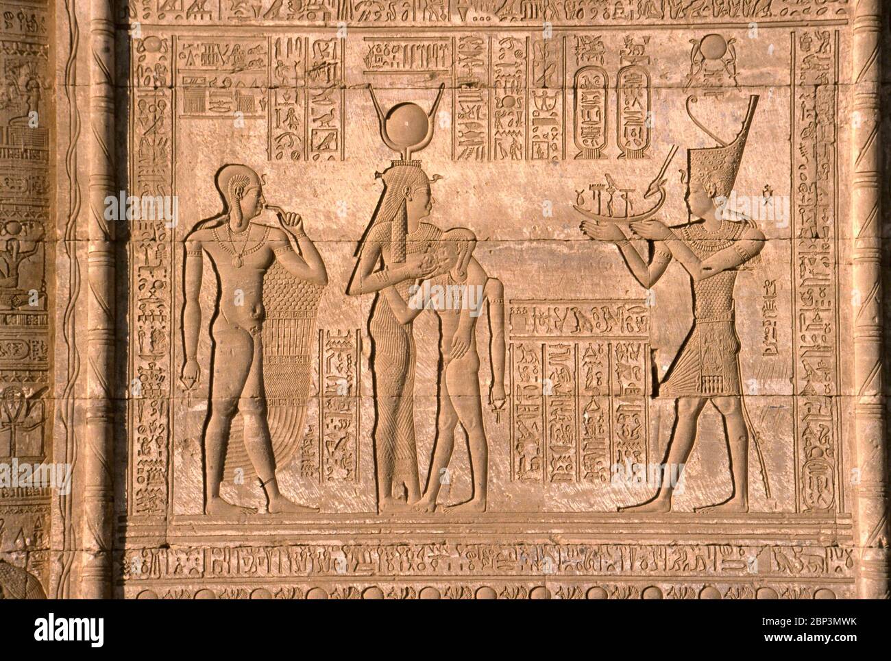 Hiéroglyphe à la maison natale de Romain Dendérah ou Dendara Temple d'Hathor dans la province de Qena Egypte Banque D'Images